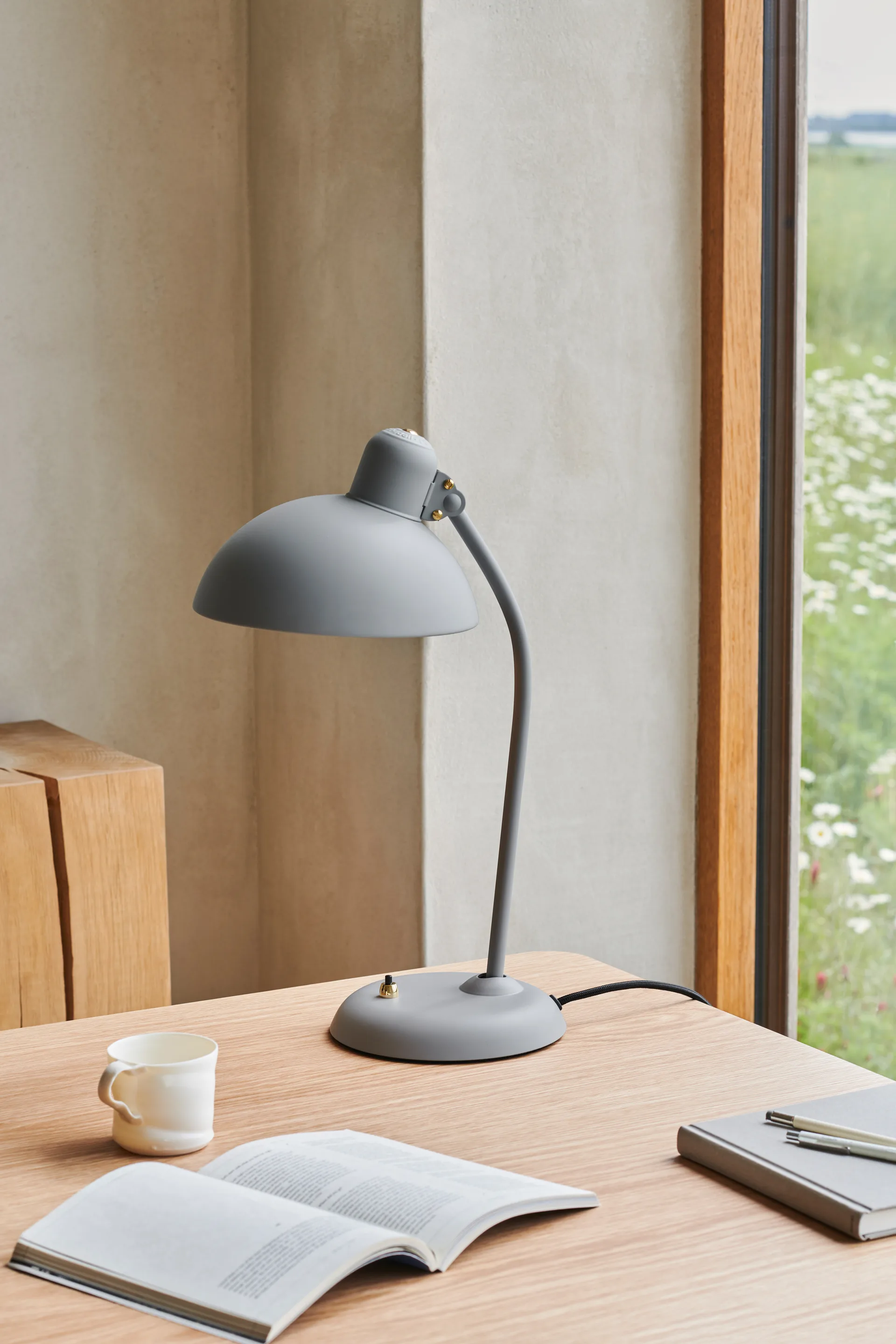 Candeeiro de mesa Kaiser Idell 6556-T, Easy Grey Fritz Hansen