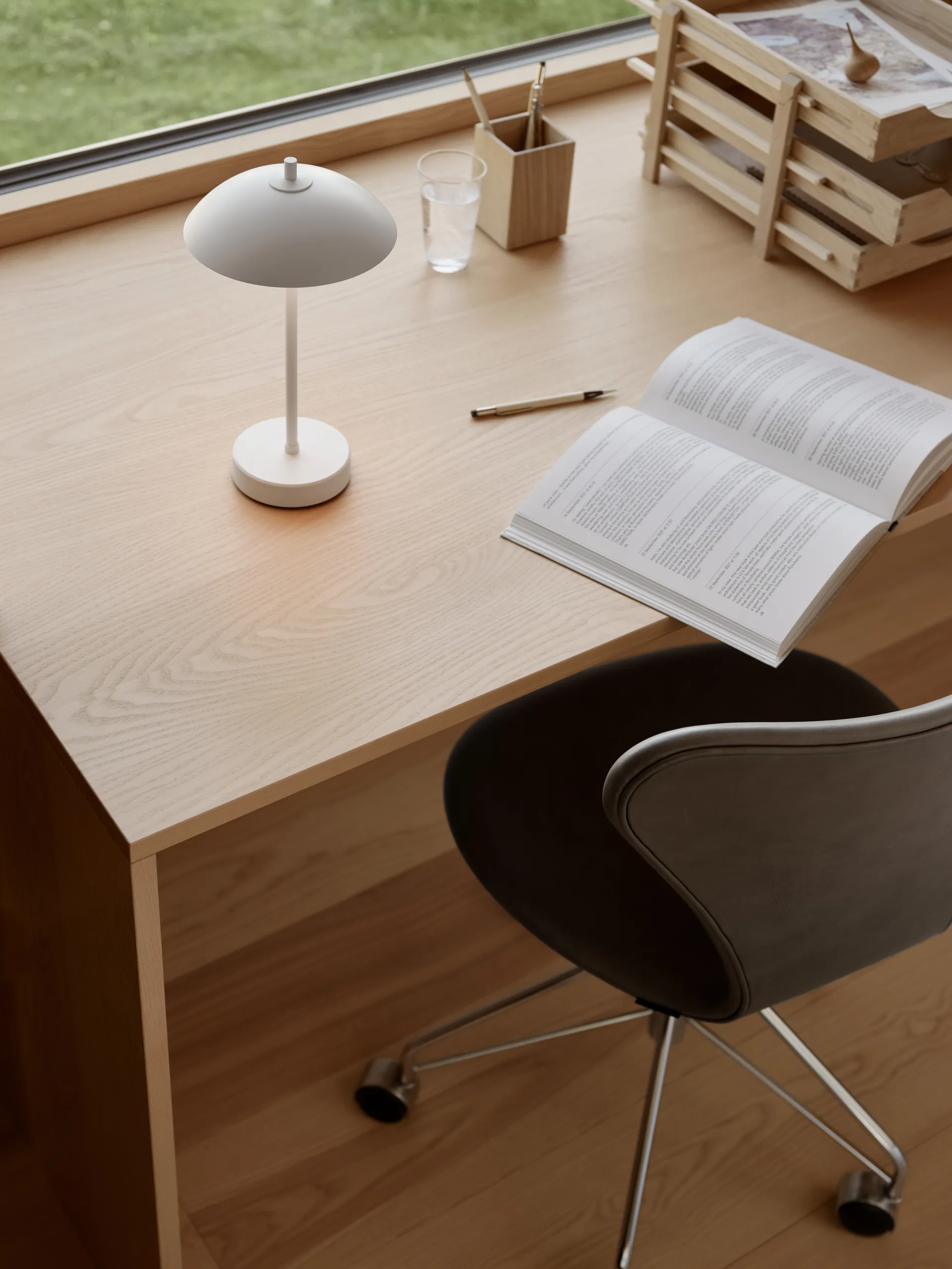 Candeeiro de mesa portátil Clam 31 cm, White Fritz Hansen