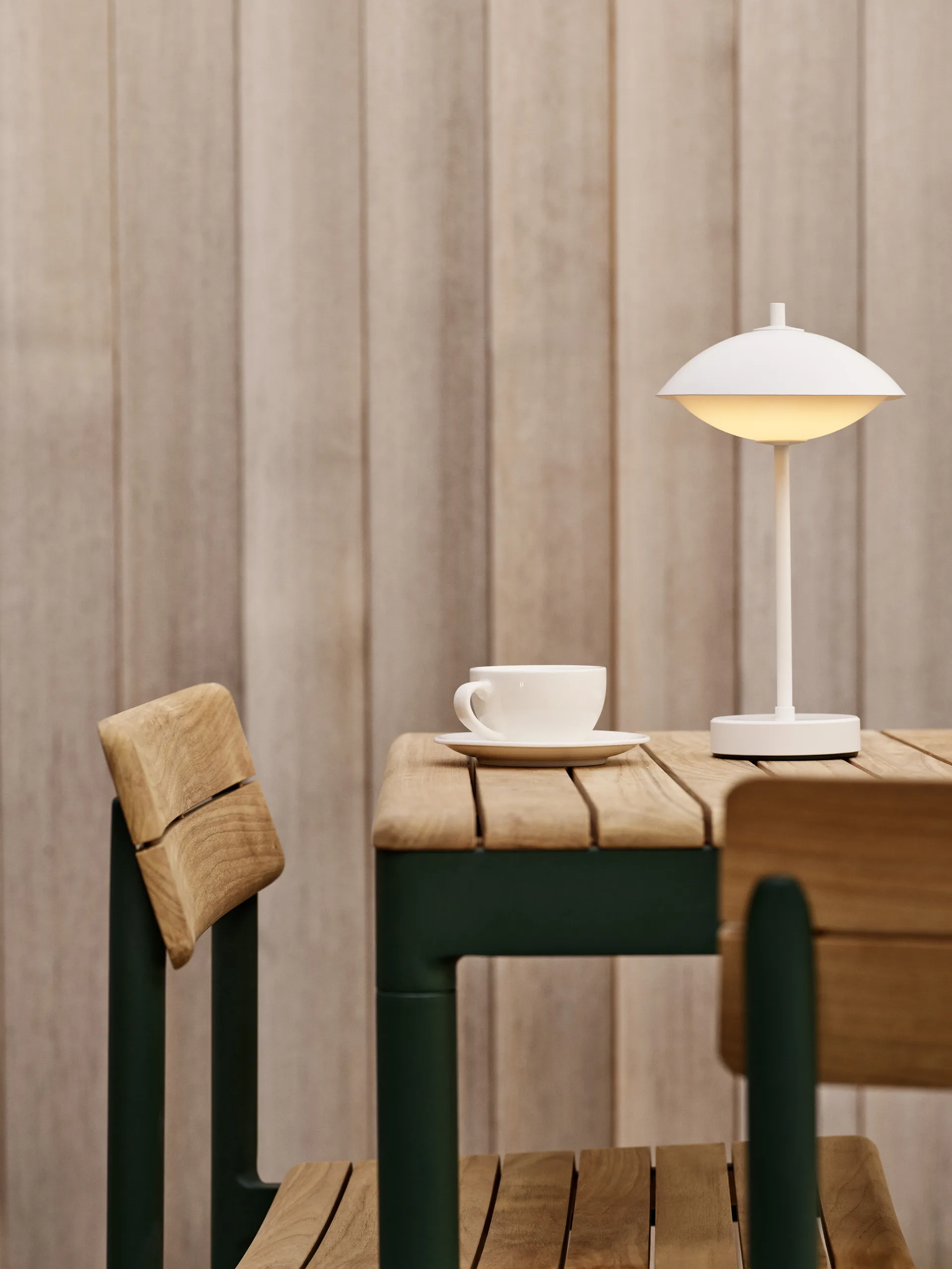 Candeeiro de mesa portátil Clam 31 cm, White Fritz Hansen