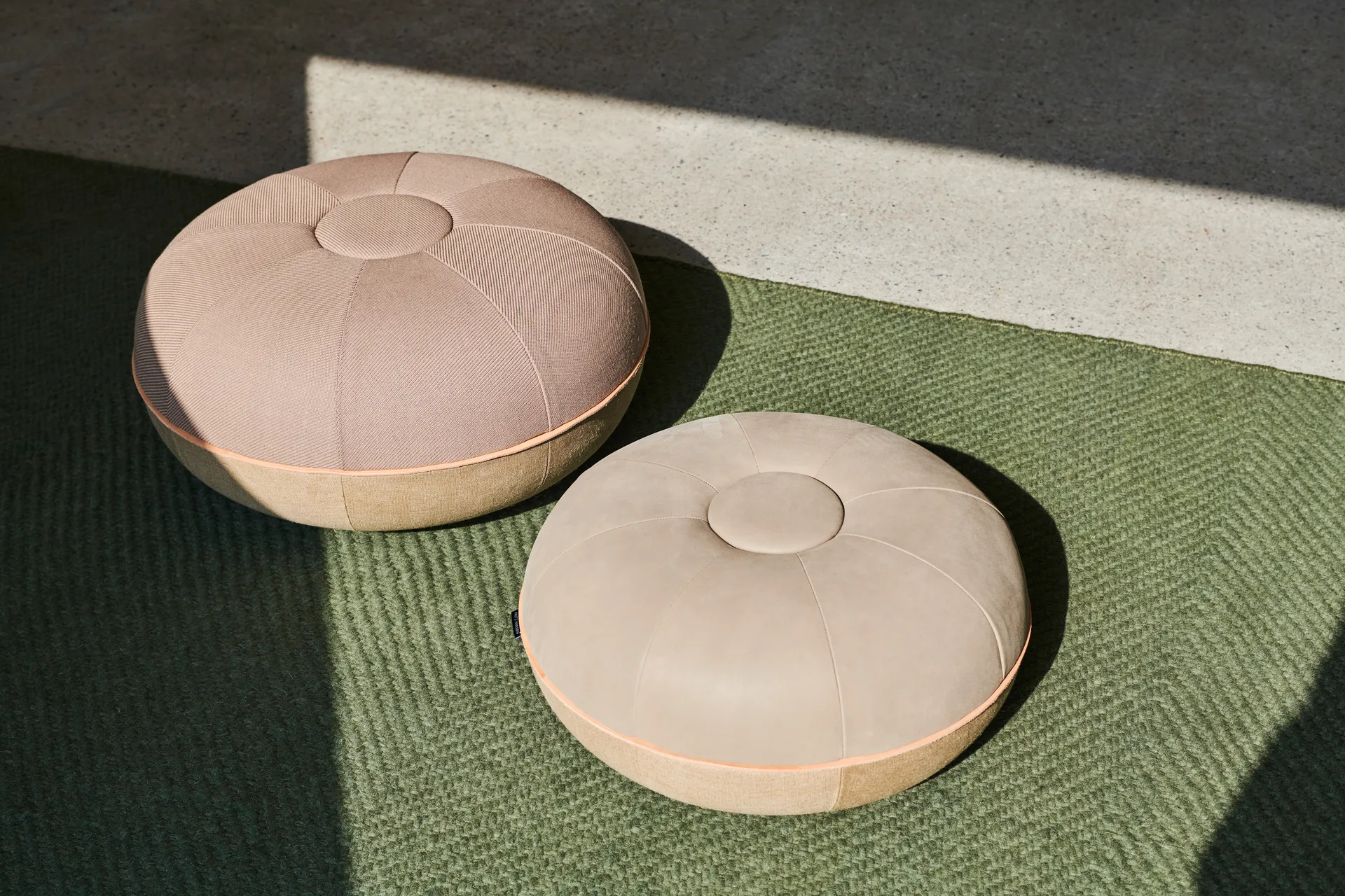 Pufe pequeno Pouf sit, Light grey Fritz Hansen
