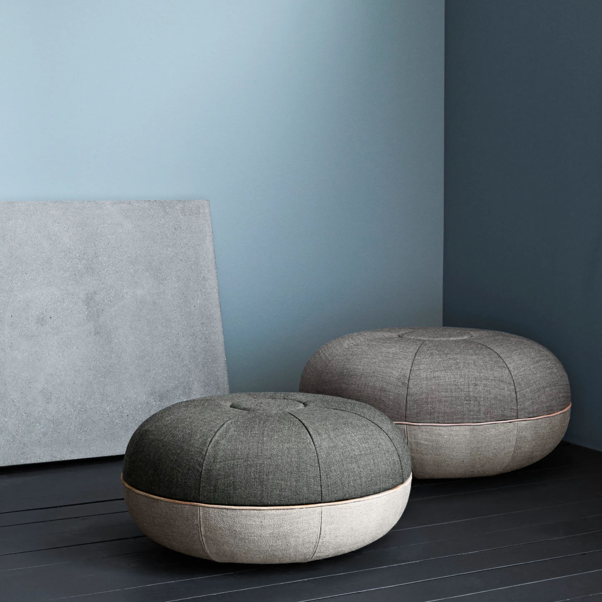 Pufe pequeno Pouf sit, Slate Fritz Hansen