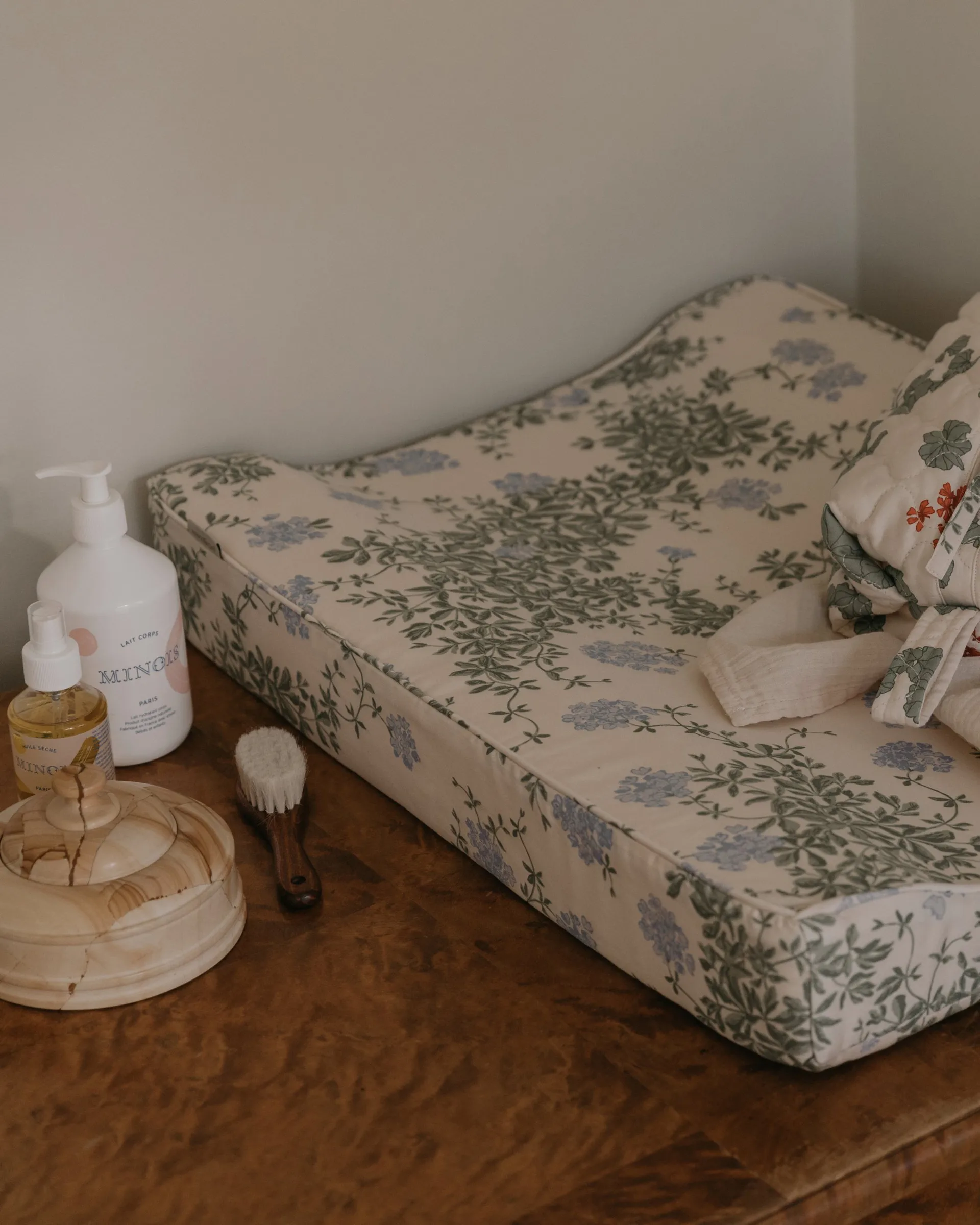 Almofada para troca de fraldas acolchoada em cetim Plumbago, 50x65x9 cm Garbo&Friends