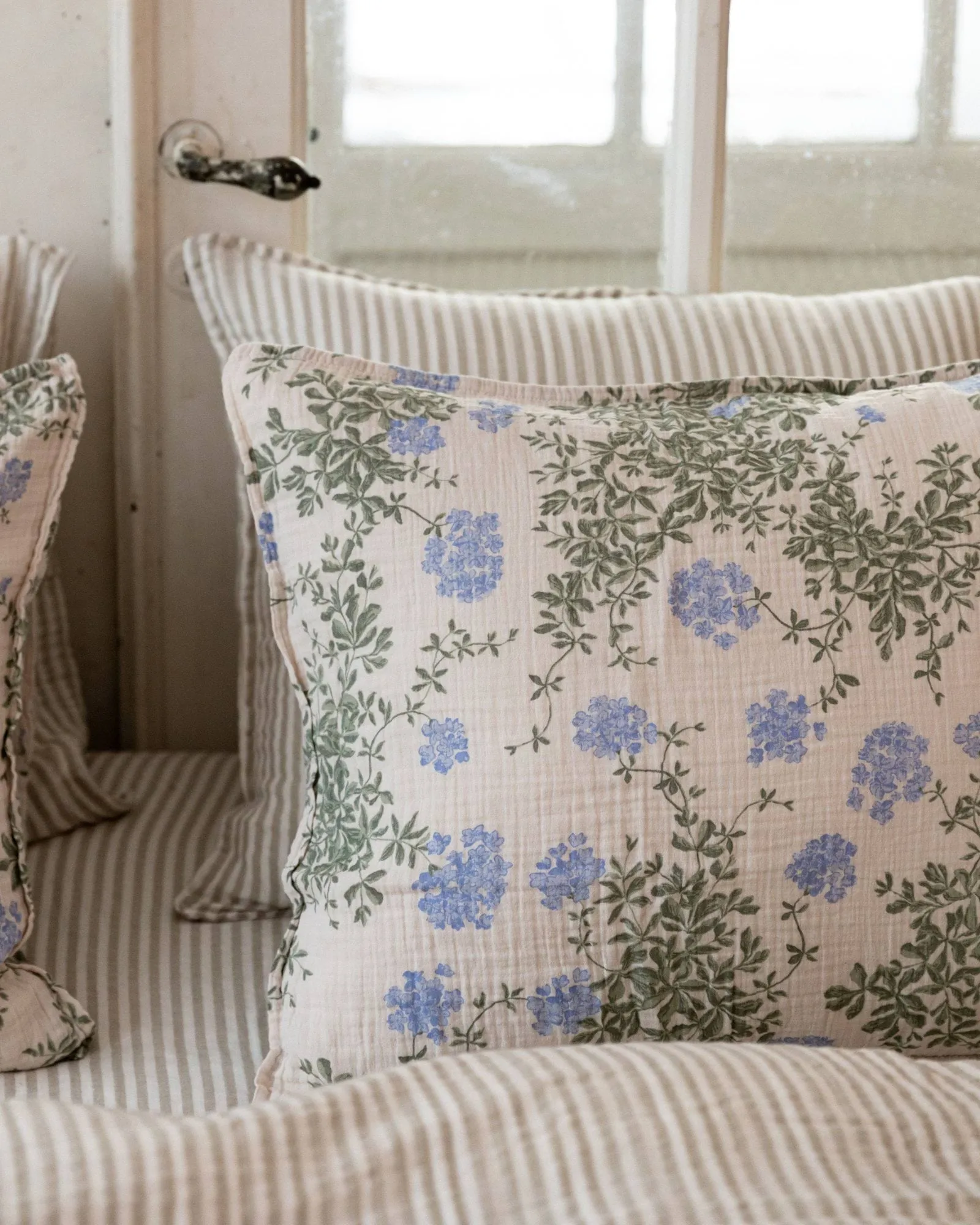 Fronha Plumbago Muslin, 80x80 cm Garbo&Friends