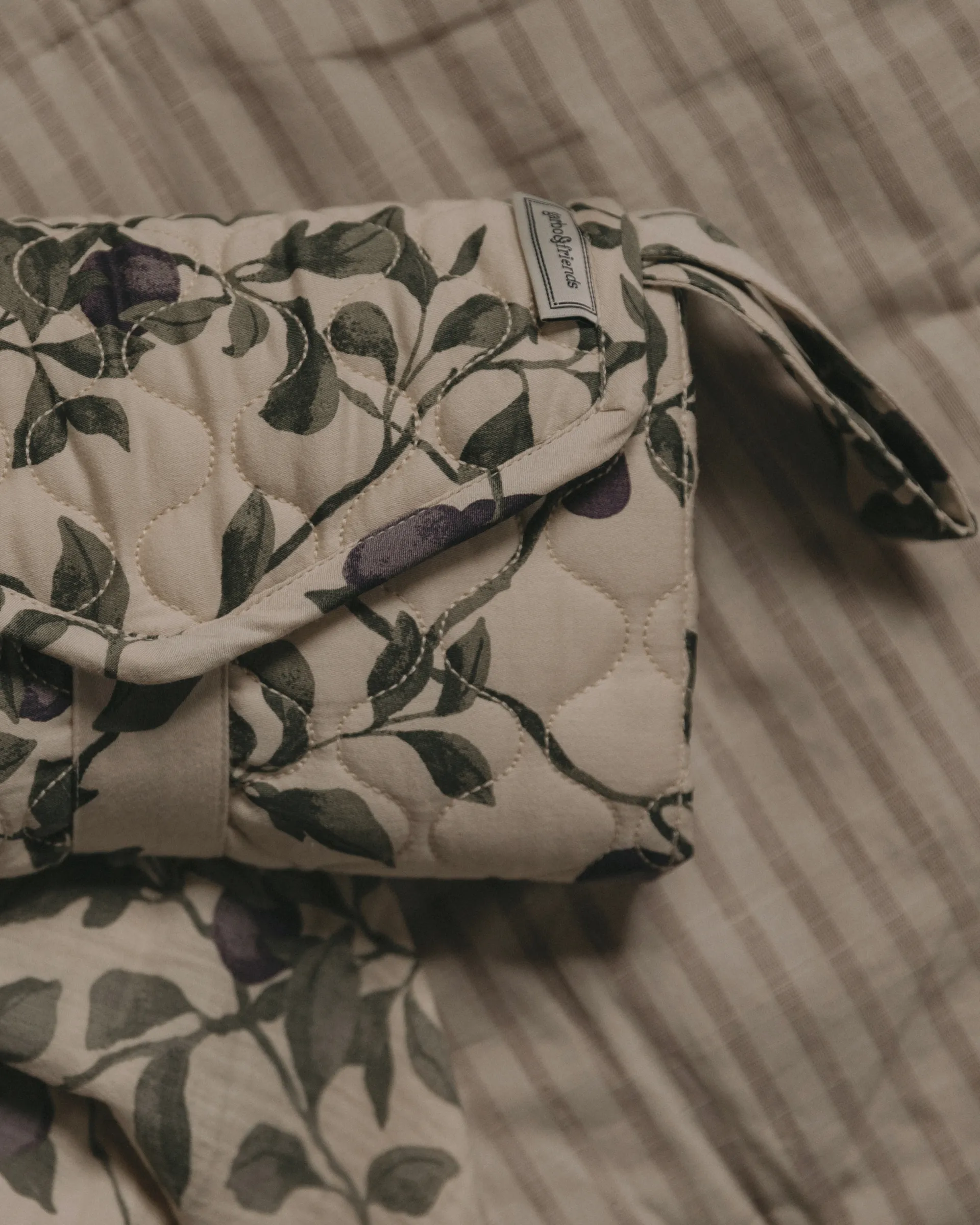 Plum satin acolchoado change to go, trocador portátil, 46x80 cm Garbo&Friends