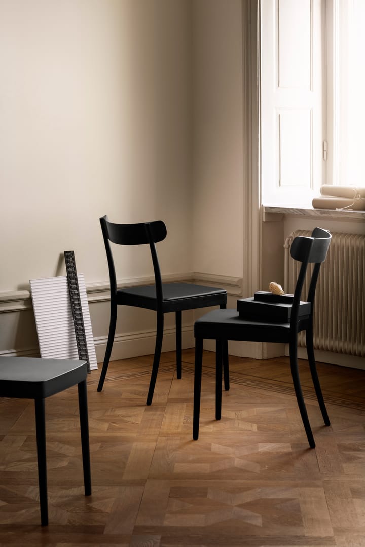 Cadeira Petite, Assento folheado preto Gärsnäs