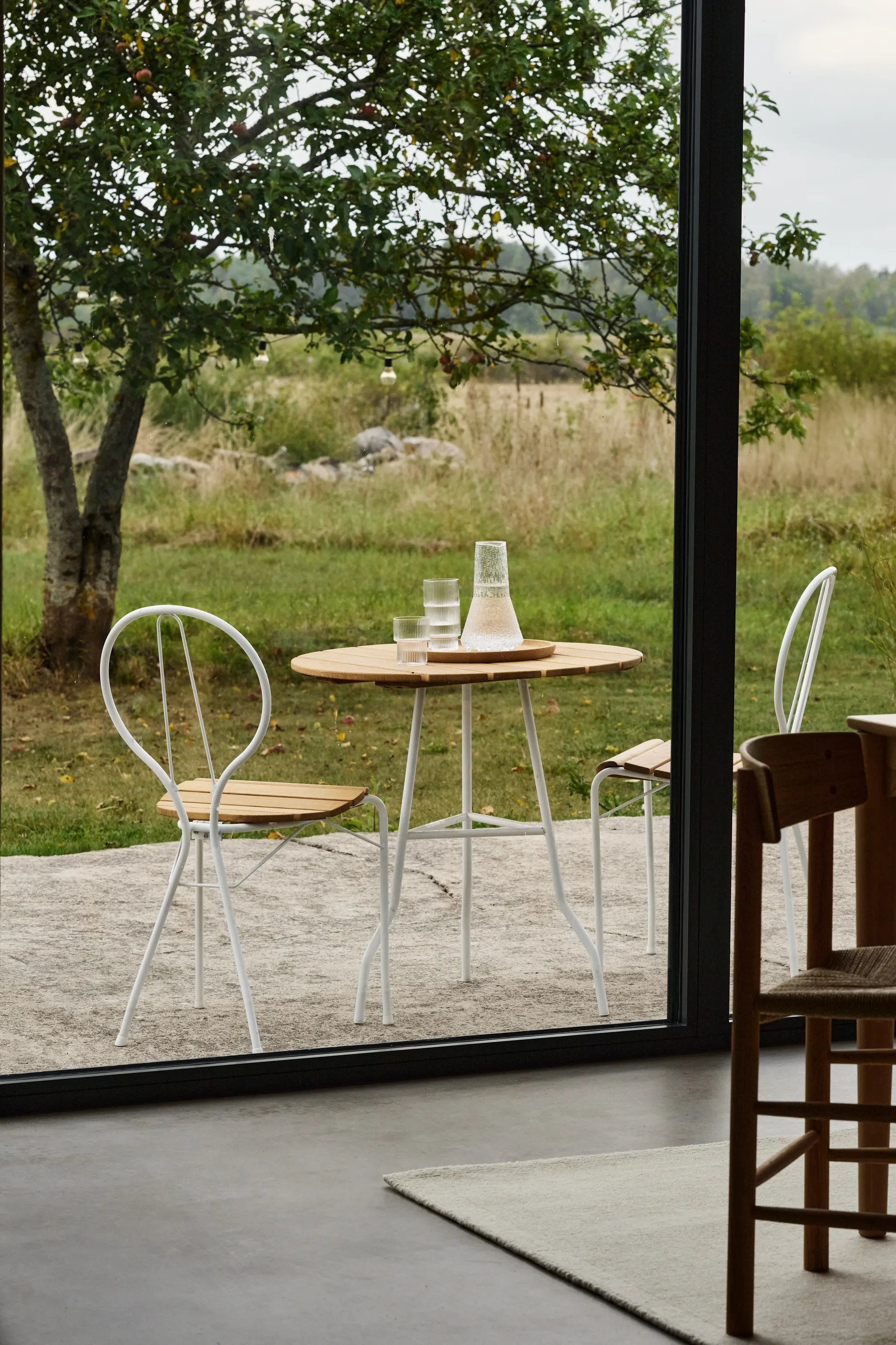 Mesa Pia Ø70 cm, Estrutura de aço branco lacado - carvalho oleado Gärsnäs