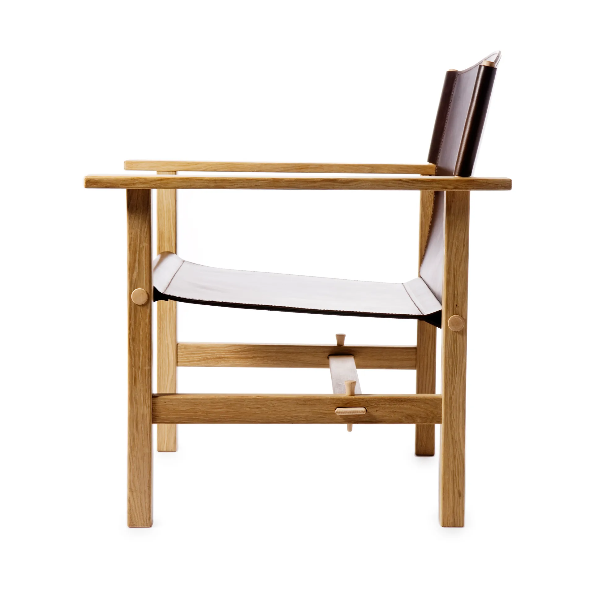 Poltrona Ferdinand, Madeira de carvalho não tratada - couro Tärnsjö marrom escuro Gärsnäs