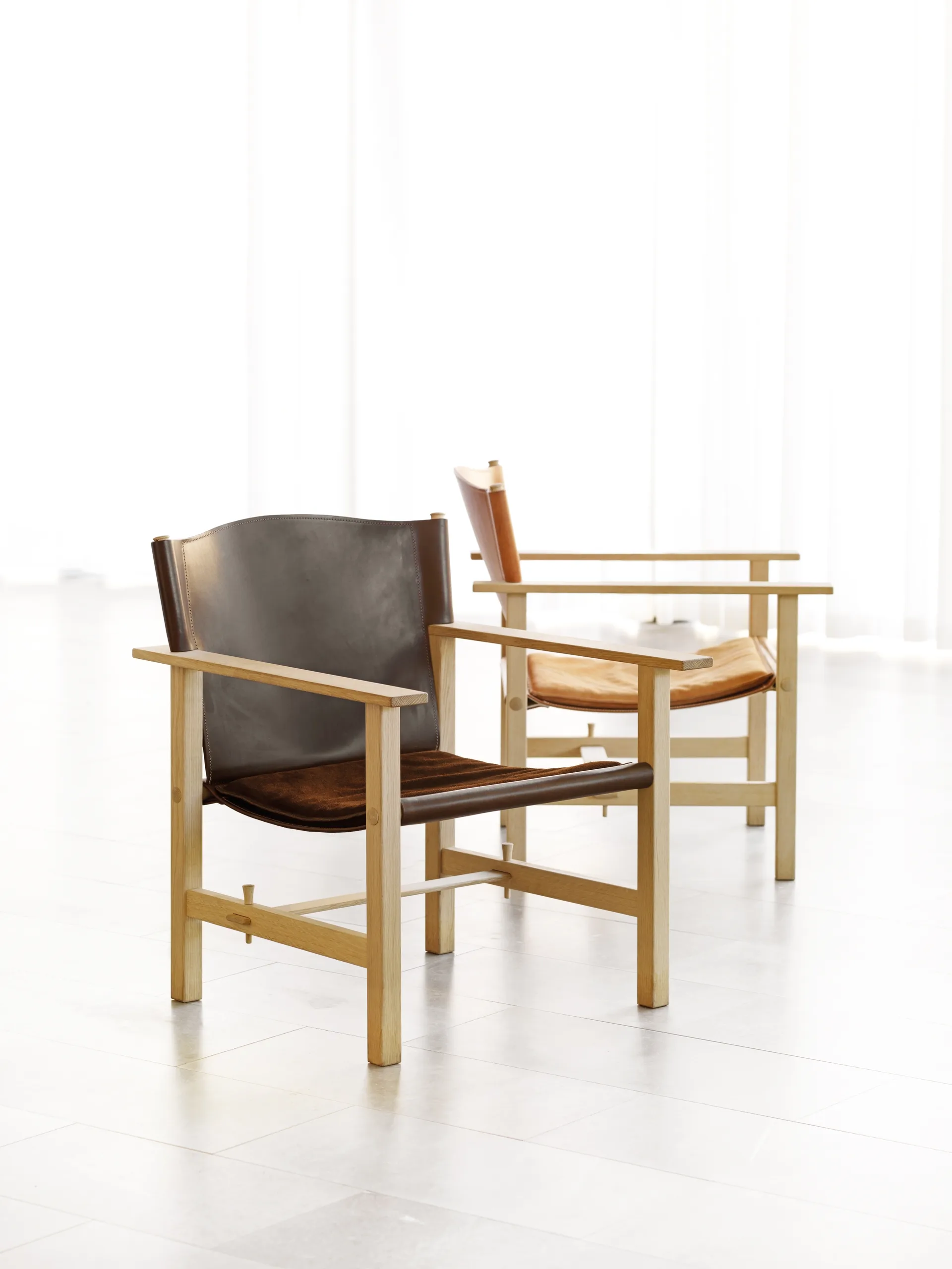 Poltrona Ferdinand, Madeira de carvalho não tratada - couro Tärnsjö marrom escuro Gärsnäs