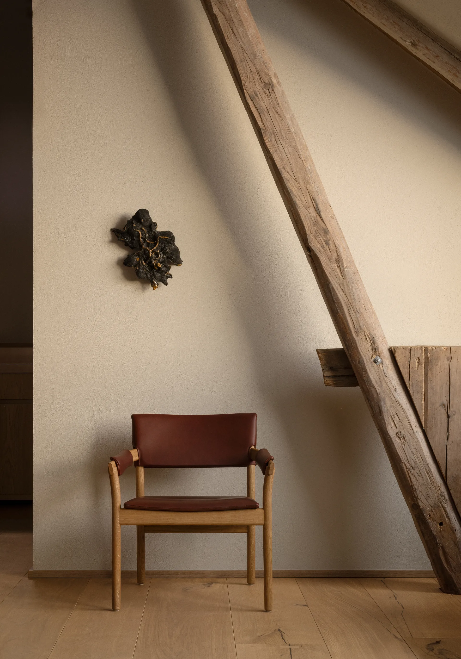 Poltrona Vyn com encosto estofado, Monocoat natural-Elmosoft 43283 Gärsnäs