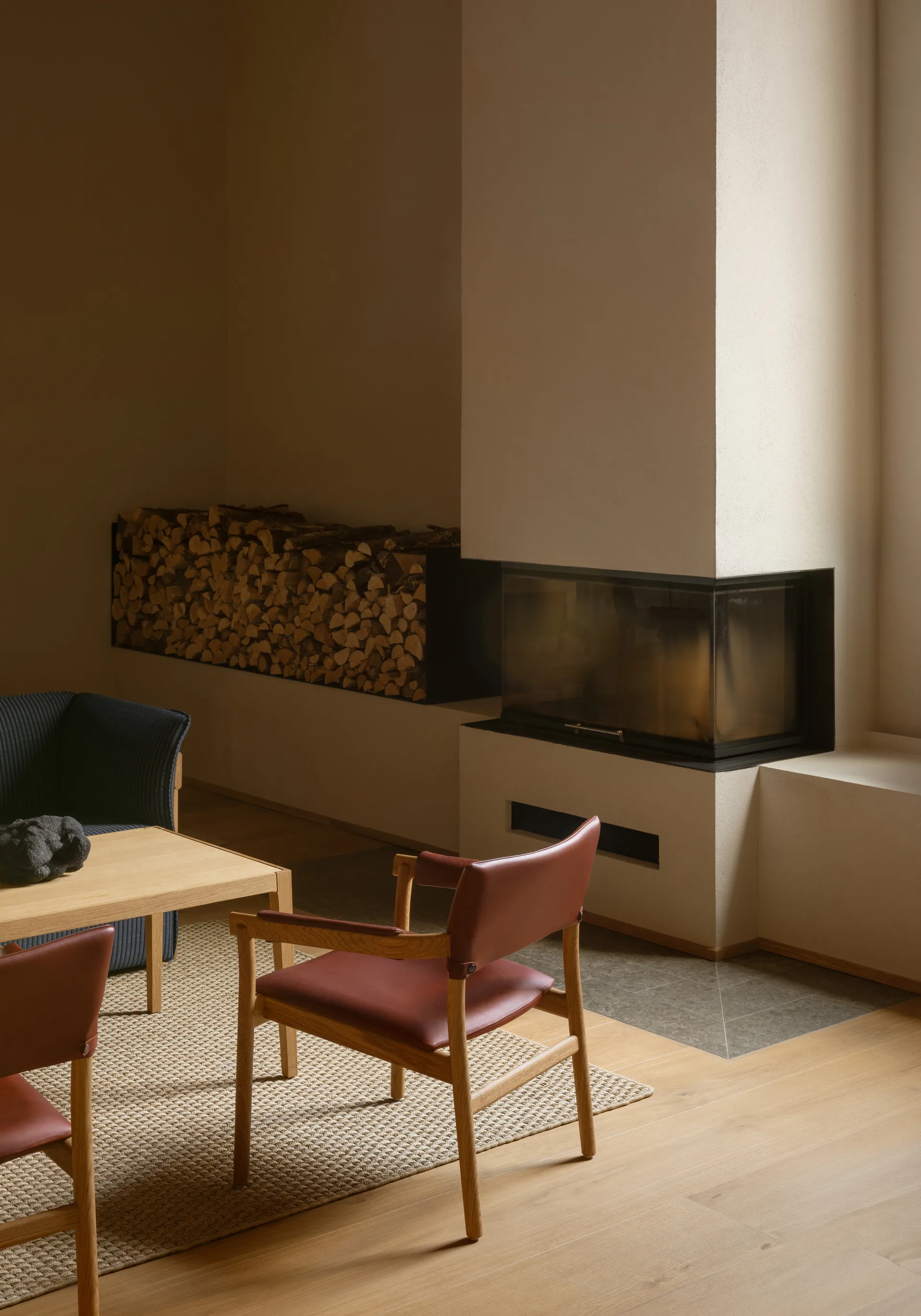 Poltrona Vyn com encosto estofado, Monocoat natural-Elmosoft 43283 Gärsnäs