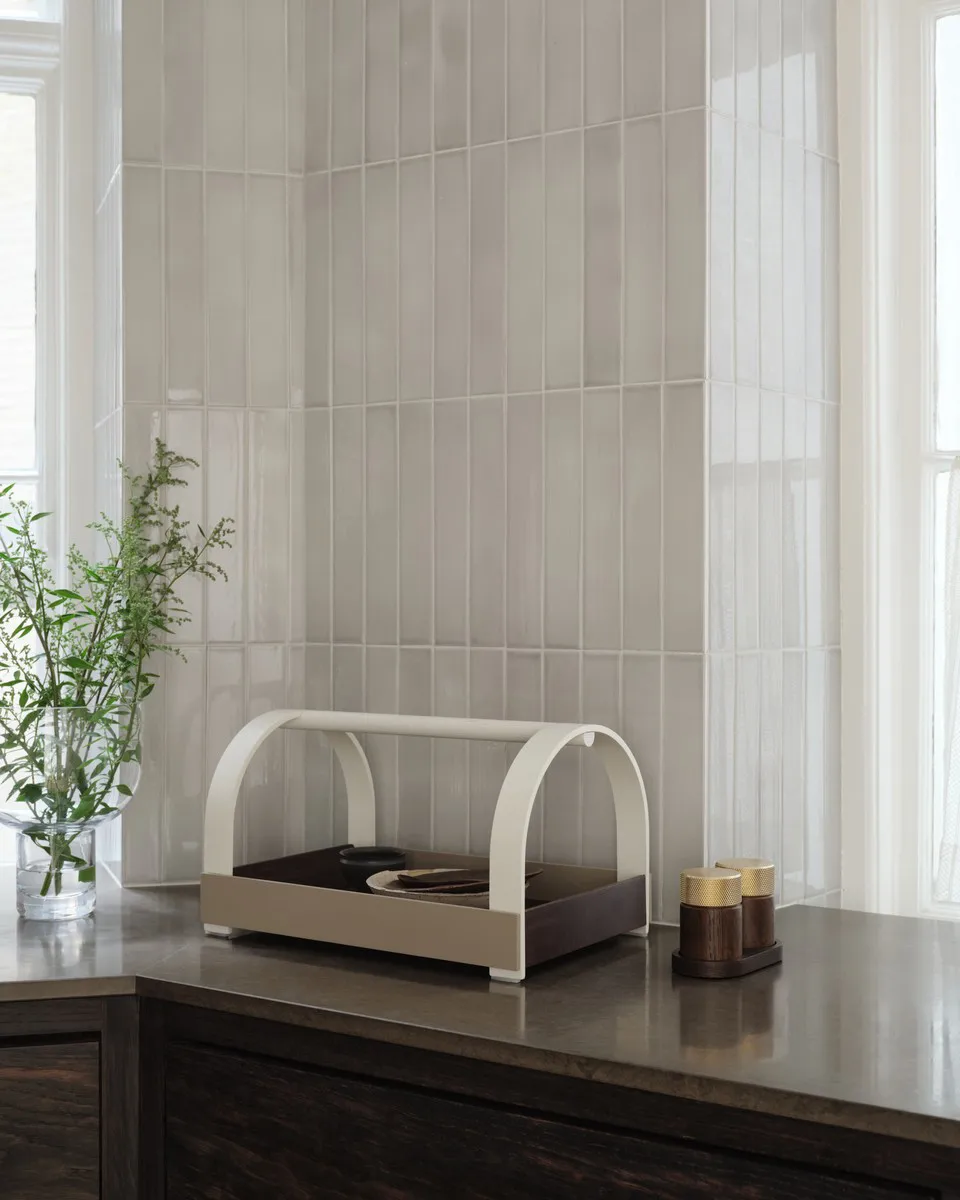 Kydo tabuleiro com pega 40,5x27x23,5 cm, Carvalho escuro-branco bege Gejst