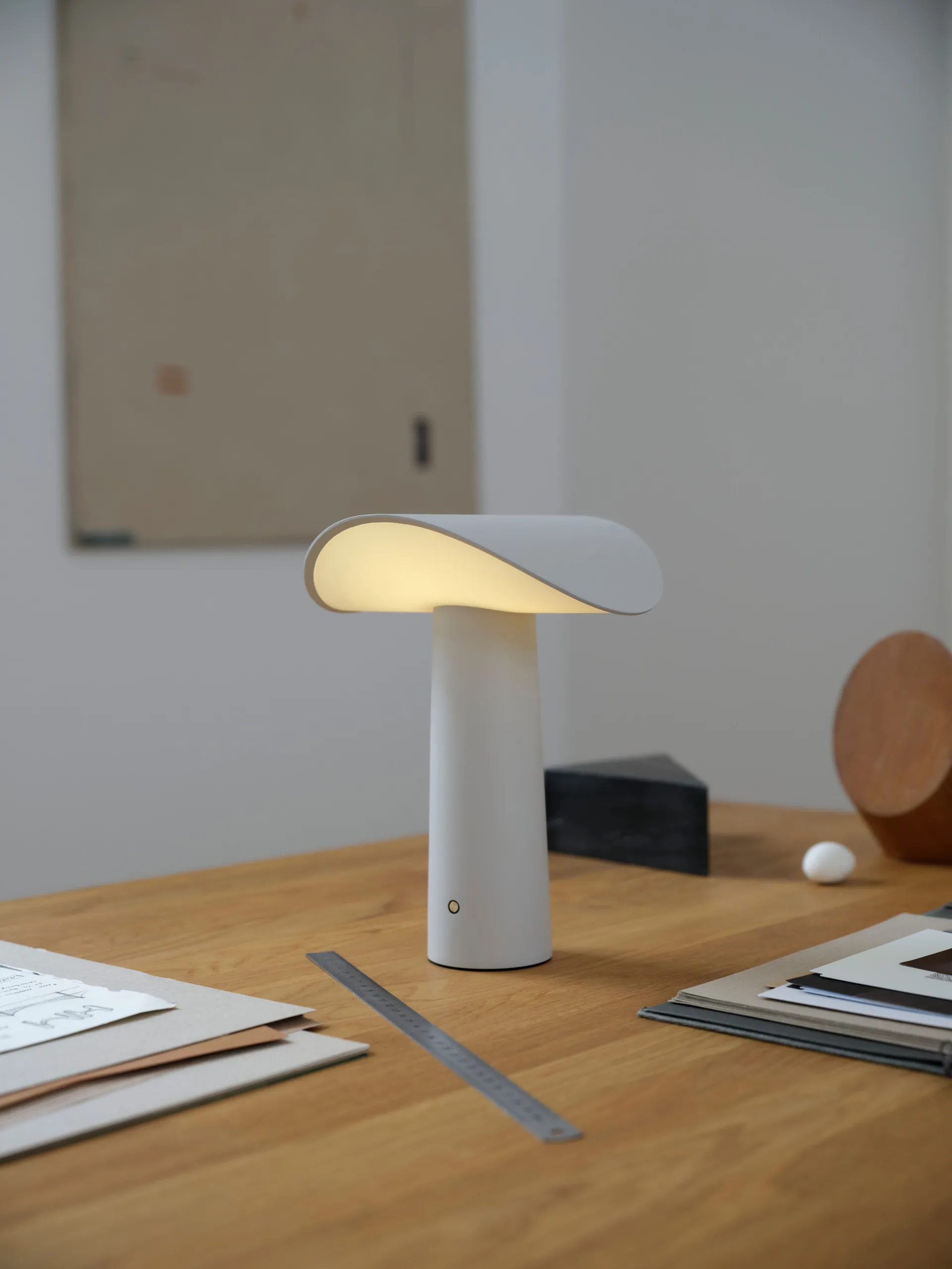 Lium candeeiro de mesa portátil 22,5 cm, Cinzento quente Gejst