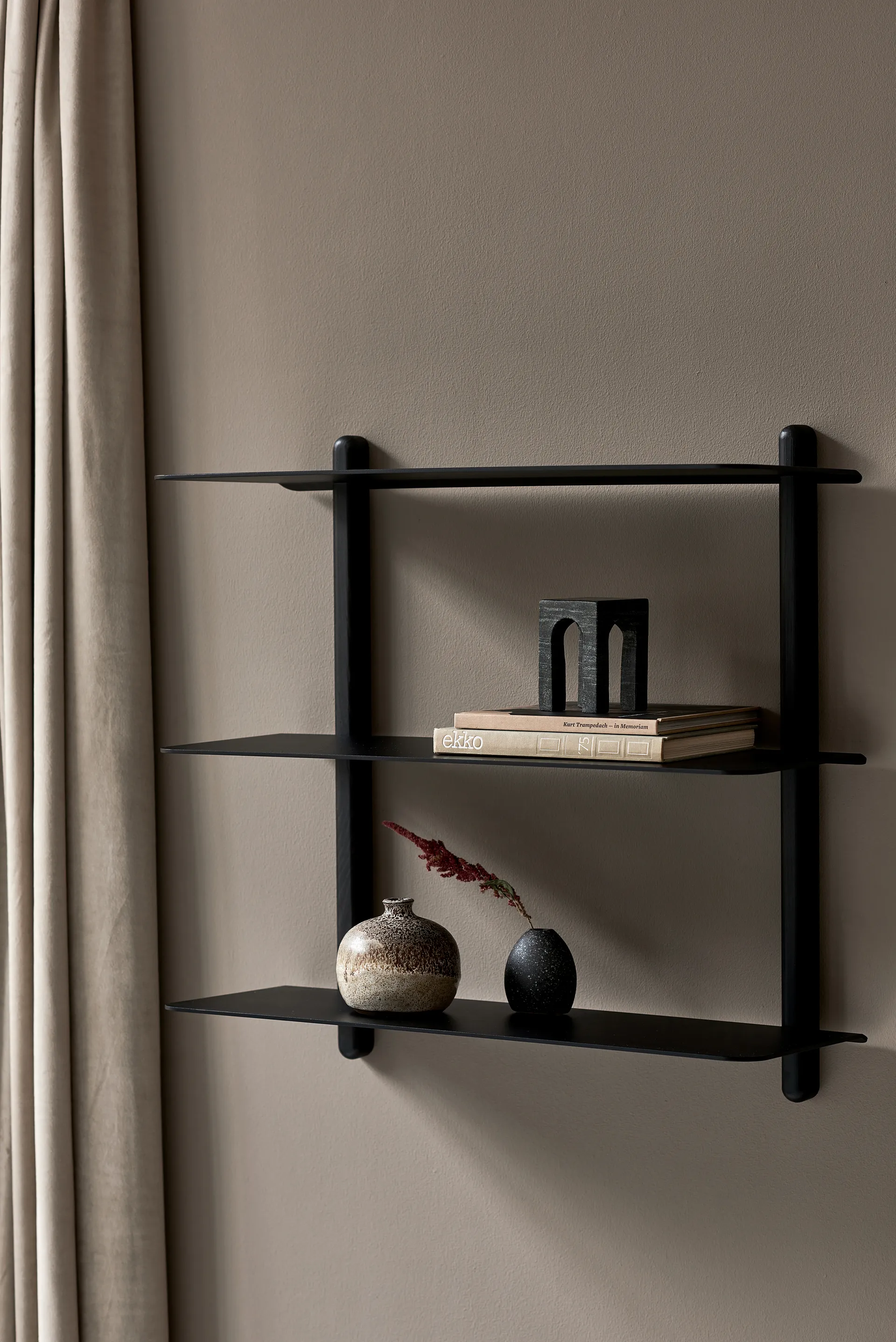 Prateleira grande Nivo A , Freixo manchada preta Gejst