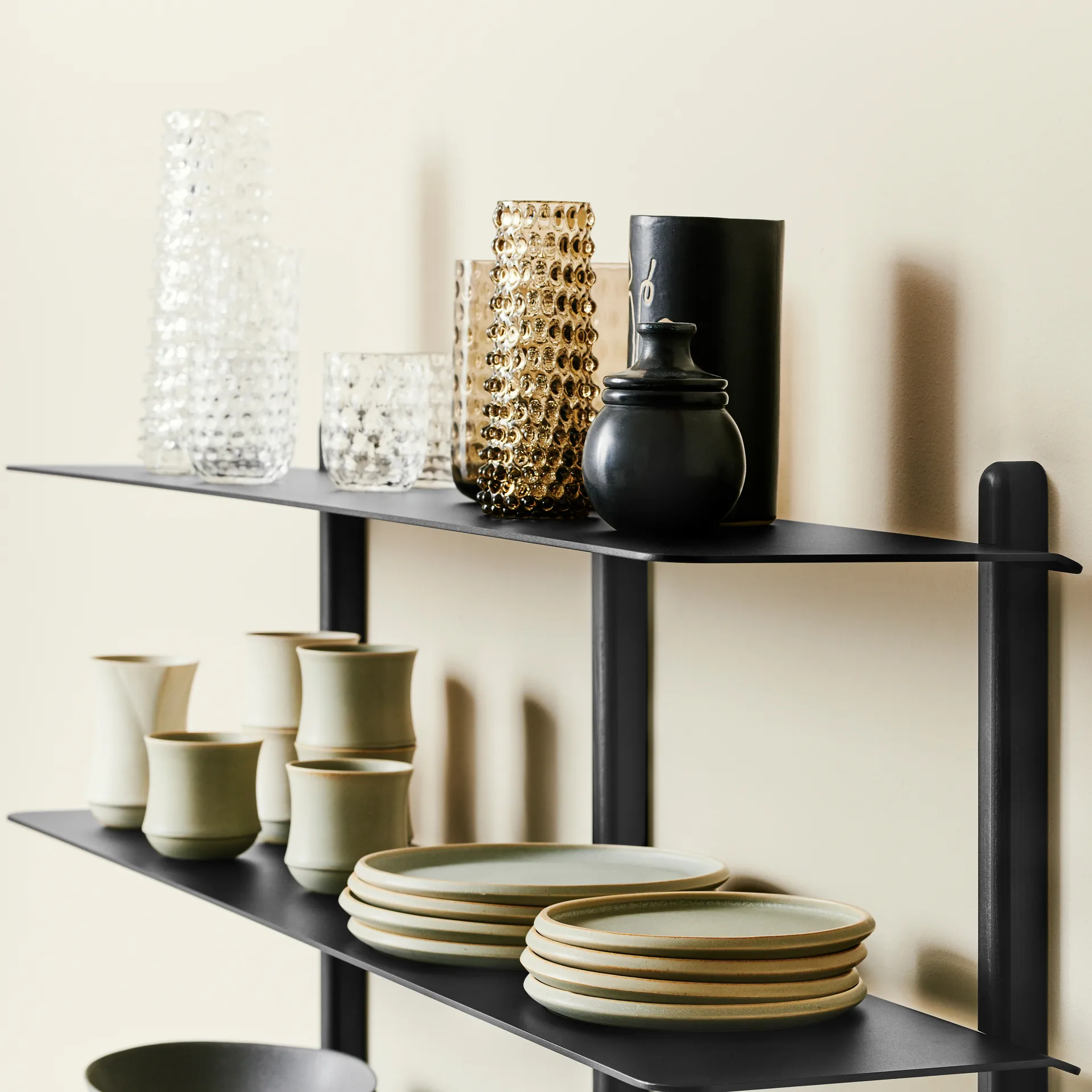 Prateleira Nivo D grande , Freixo tingido escuro-preto Gejst