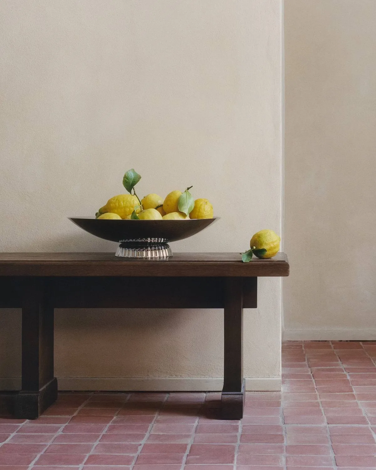 Bernadotte prato de servir baixo, Aço inoxidável, suporte de mesa. Ø40 cm Georg Jensen