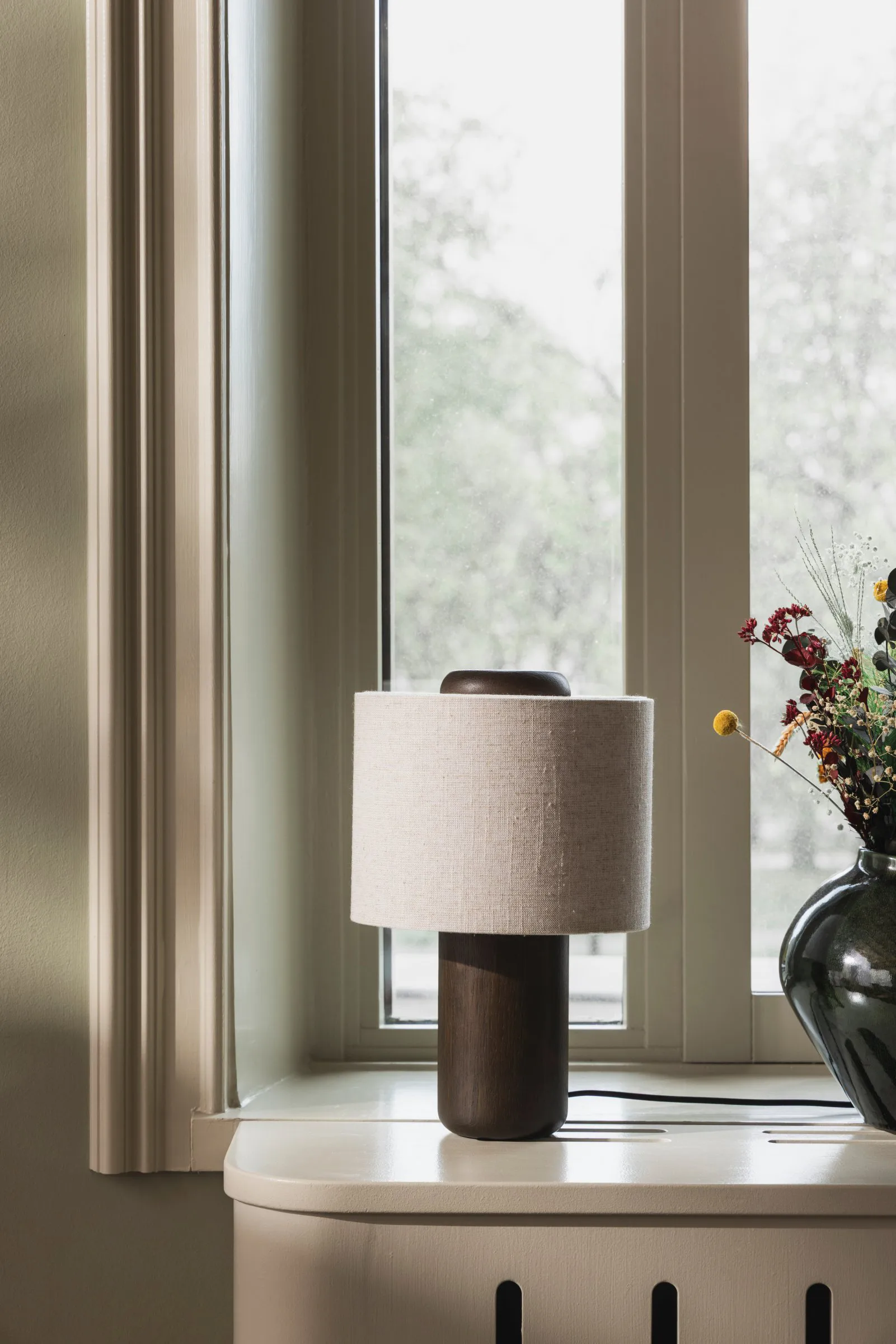 Bosco candeeiro de mesa, Carvalho envernizado castanho Globen Lighting