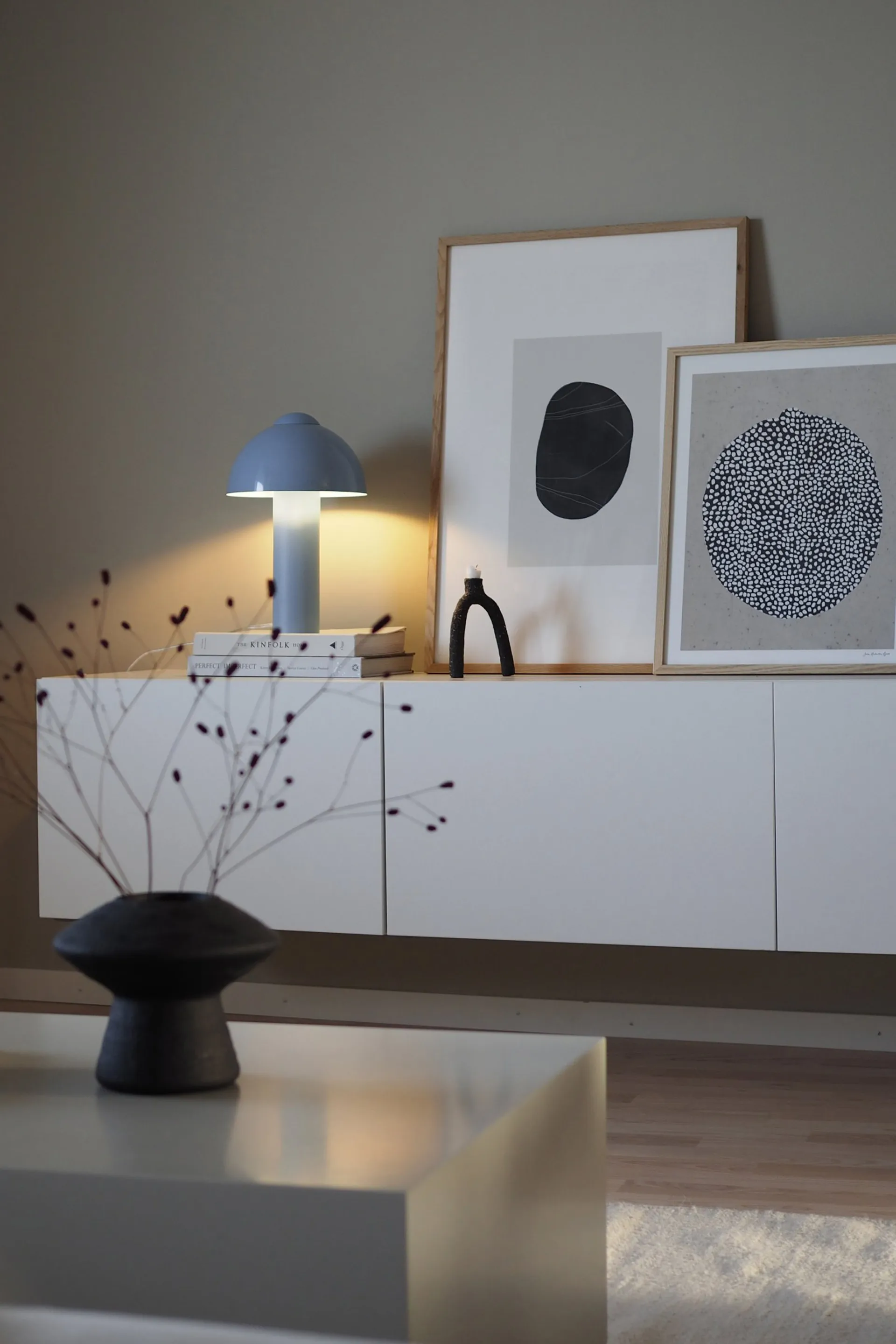 Buddy 23 candeeiro de mesa 36 cm, Azul claro Globen Lighting