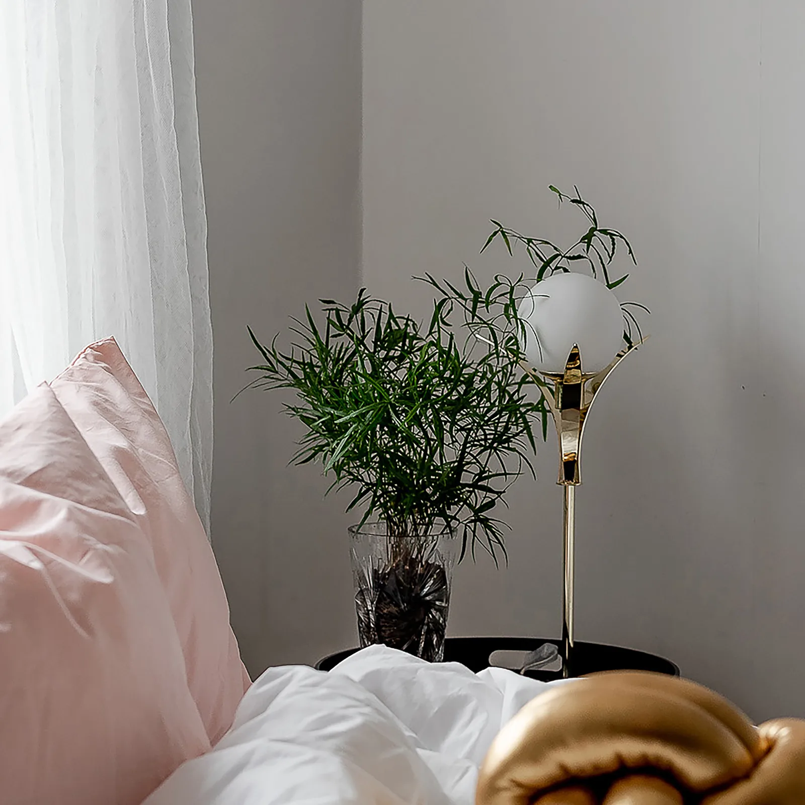 Candeeiro de mesa alto Savoy, Latão Globen Lighting