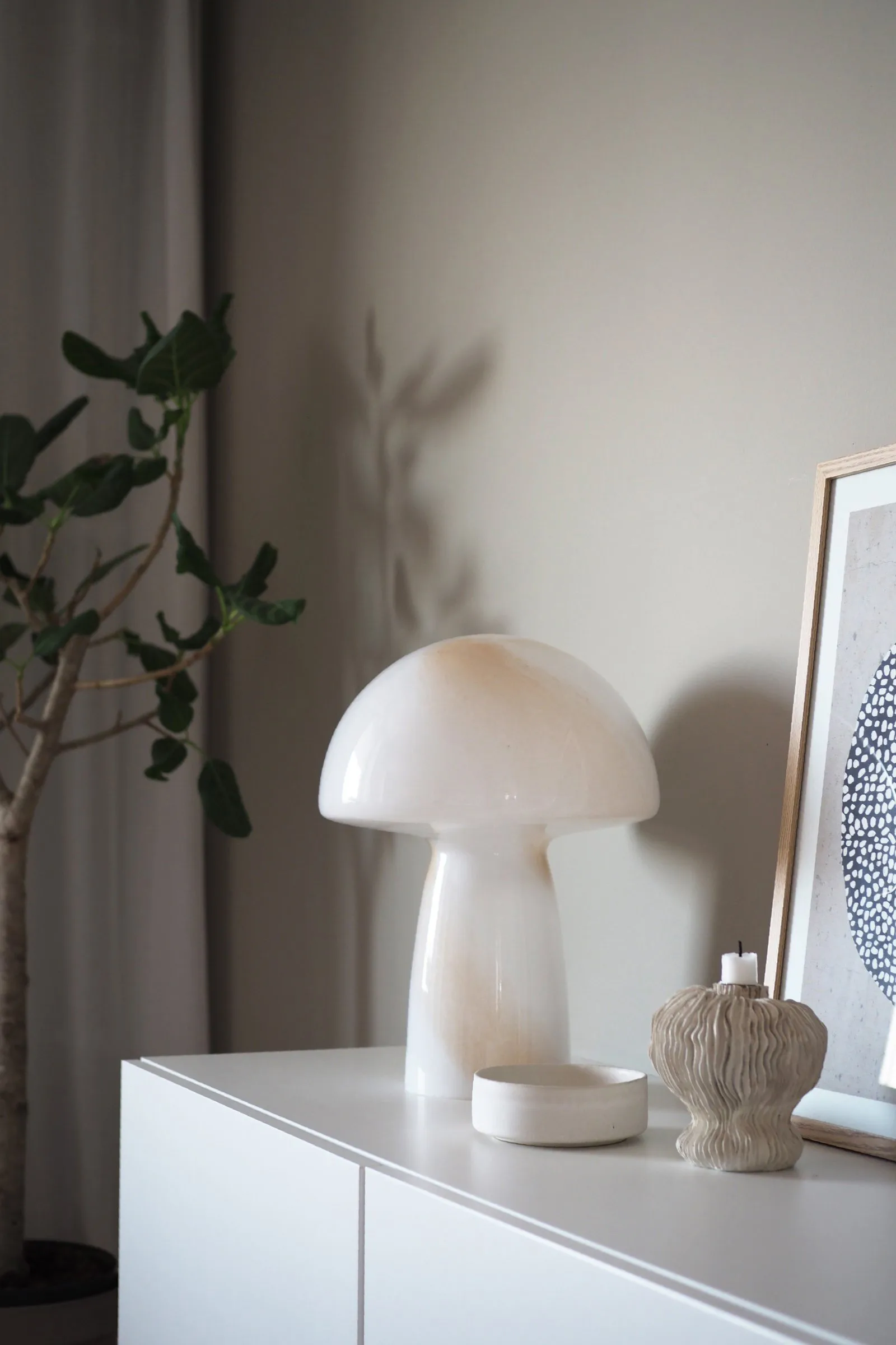 Candeeiro de mesa bege Fungo, Ø30 cm H42 cm Globen Lighting