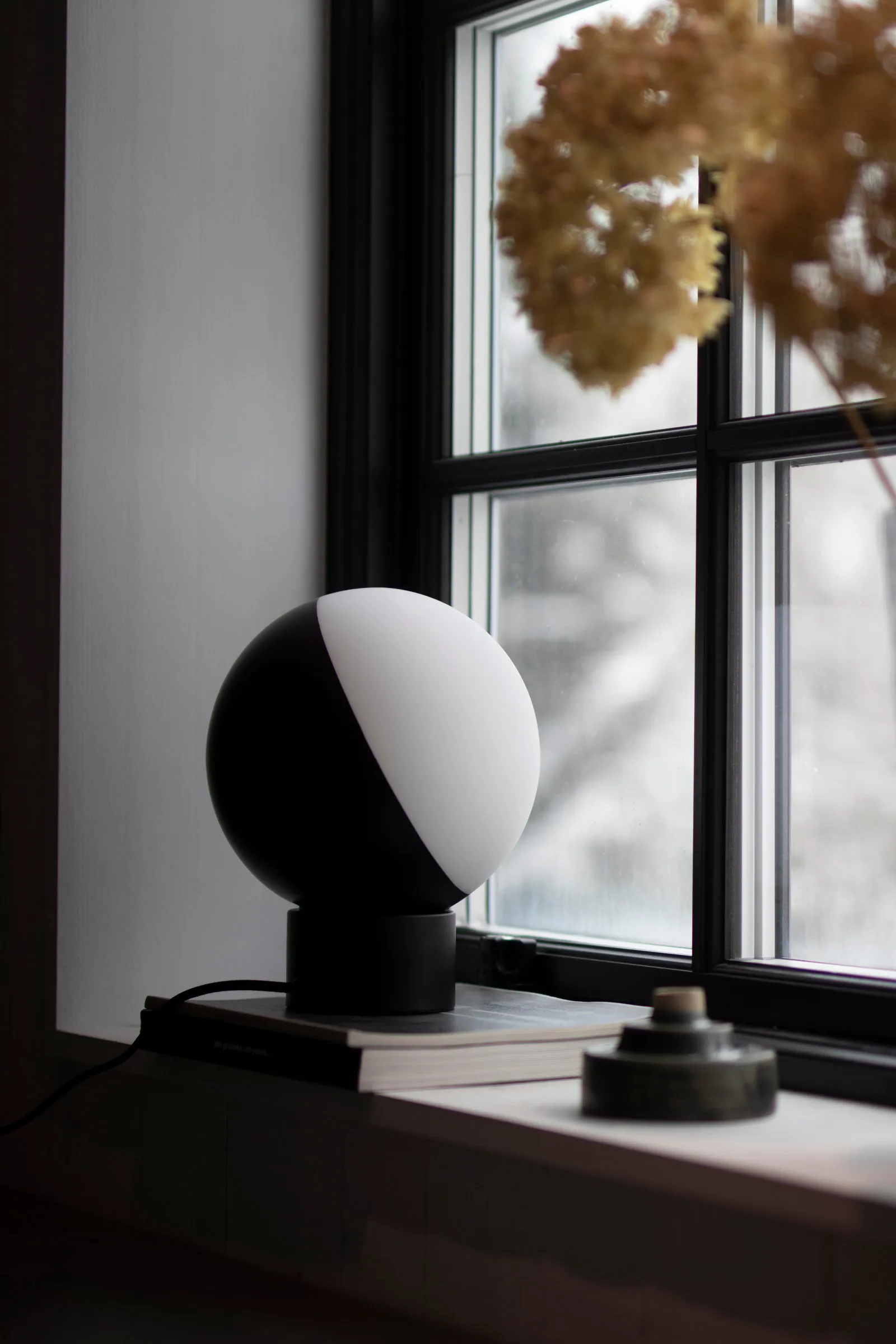 Candeeiro de mesa Contur Ø20 cm, Preto-branco Globen Lighting