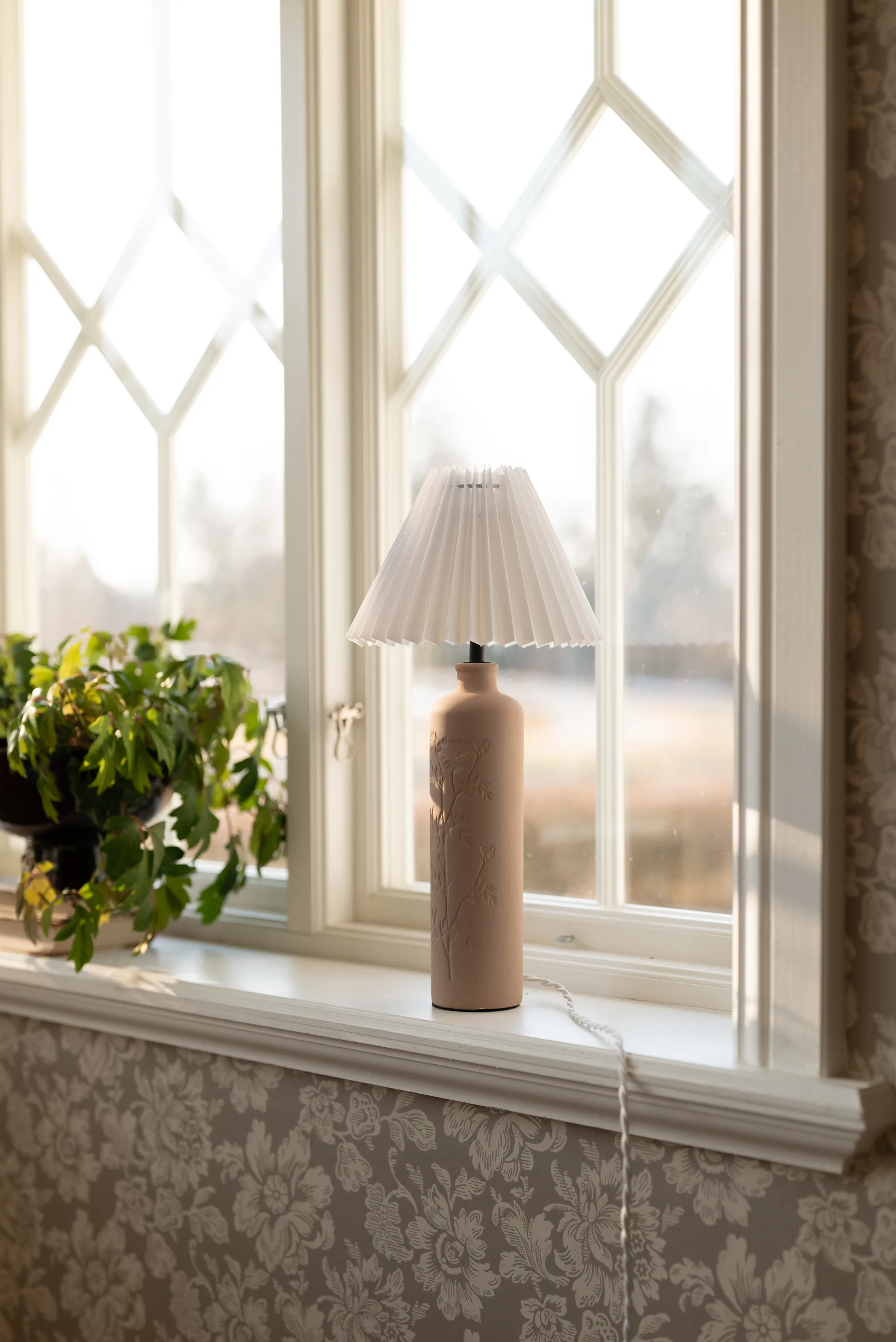 Candeeiro de mesa Flora 46 cm, Mud Globen Lighting