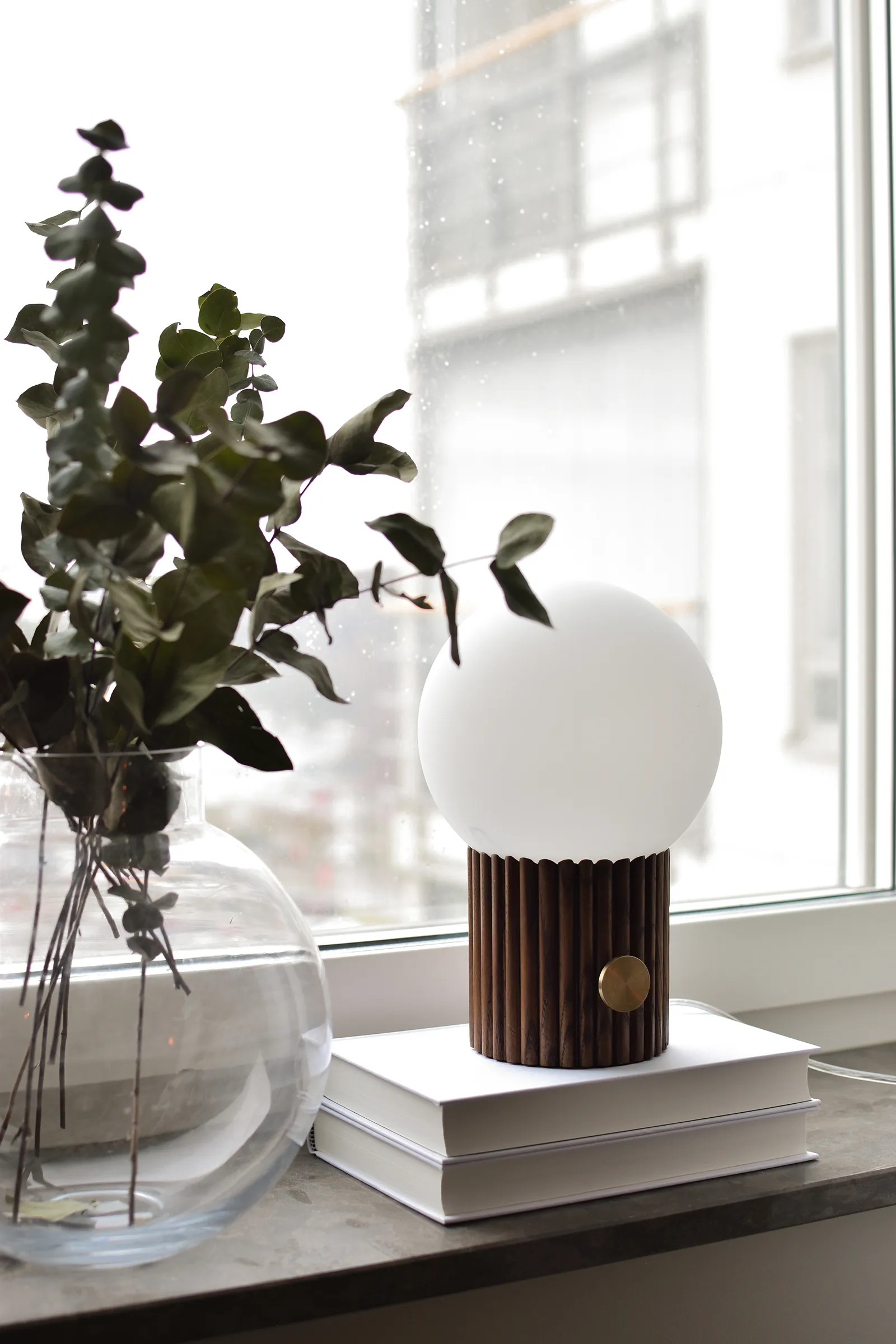 Candeeiro de mesa Hubble Ø15 cm, Walnut Globen Lighting