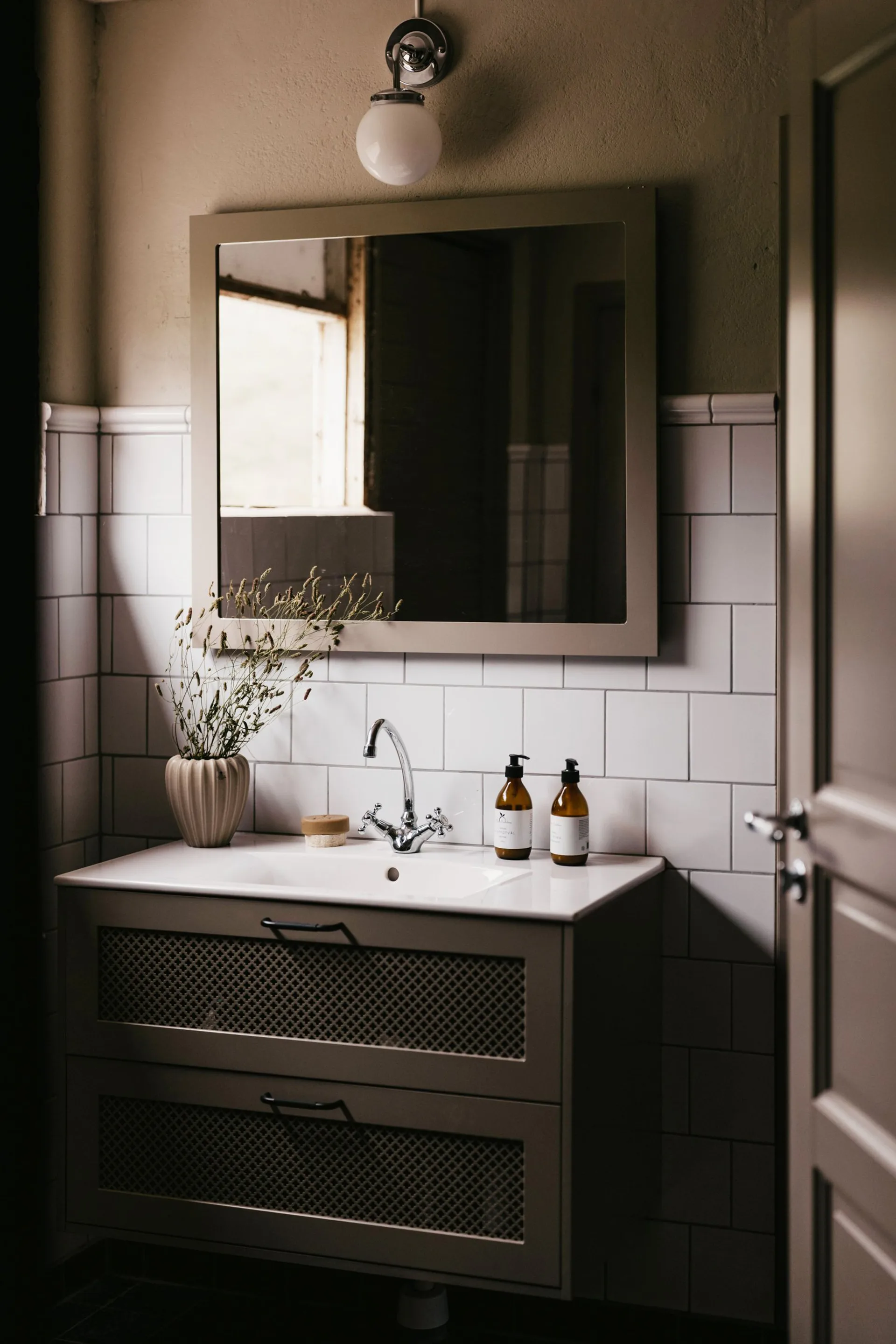 Candeeiro de parede Alley 1 IP44, Cromo-branco Globen Lighting