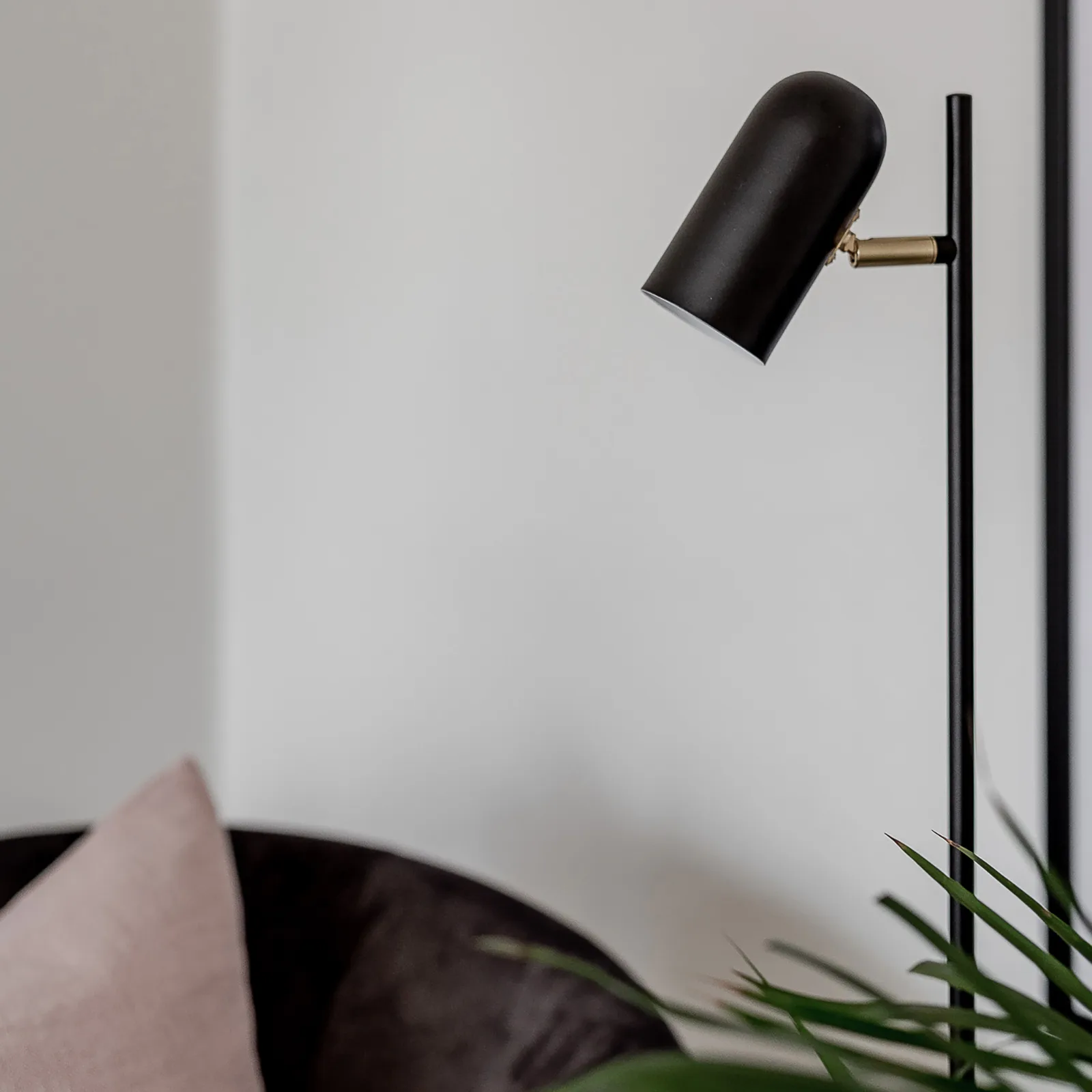 Candeeiro de pé Swan, Preto Globen Lighting