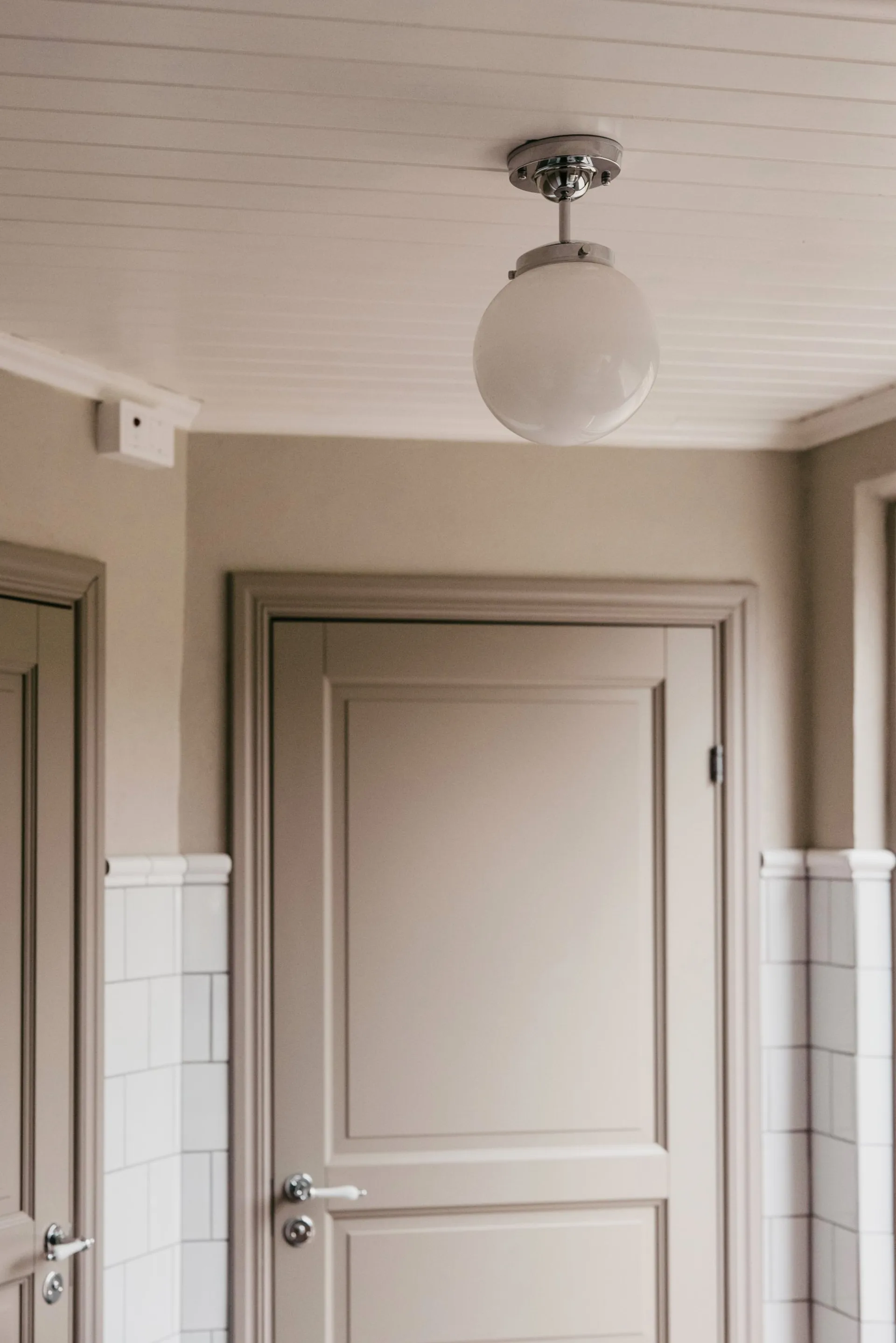 Candeeiro de teto Alley IP44, Cromo Globen Lighting