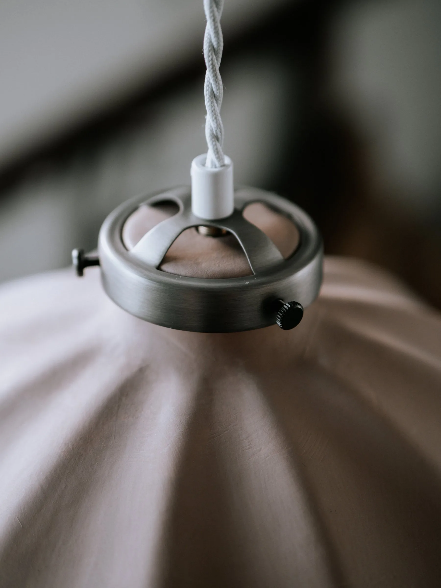 Candeeiro suspenso Alva Ø30 cm, Mud Globen Lighting