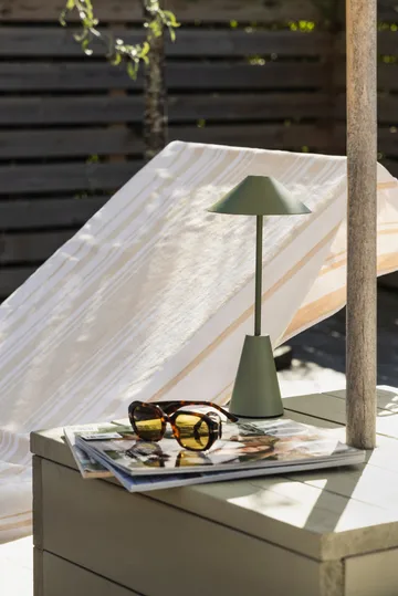 Cannes 32 candeeiro de mesa portátil - Verde musgo - Globen Lighting