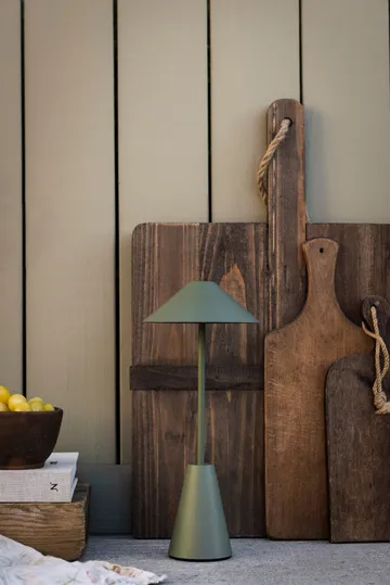 Cannes 32 candeeiro de mesa portátil - Verde musgo - Globen Lighting