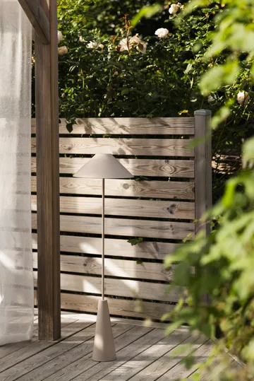 Cannes candeeiro de chão portátil - Lama - Globen Lighting