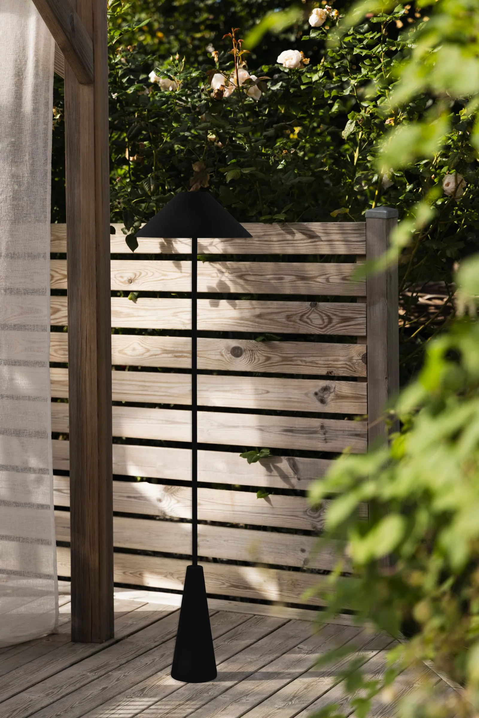 Cannes candeeiro de chão portátil, Preto Globen Lighting