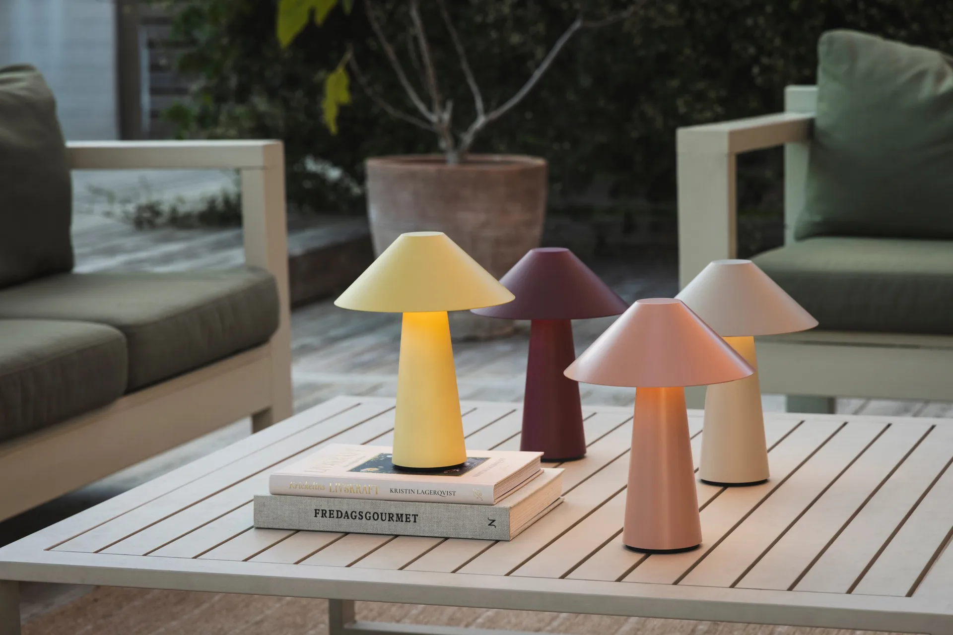 Cannes candeeiro de mesa portátil, Bege aveia Globen Lighting