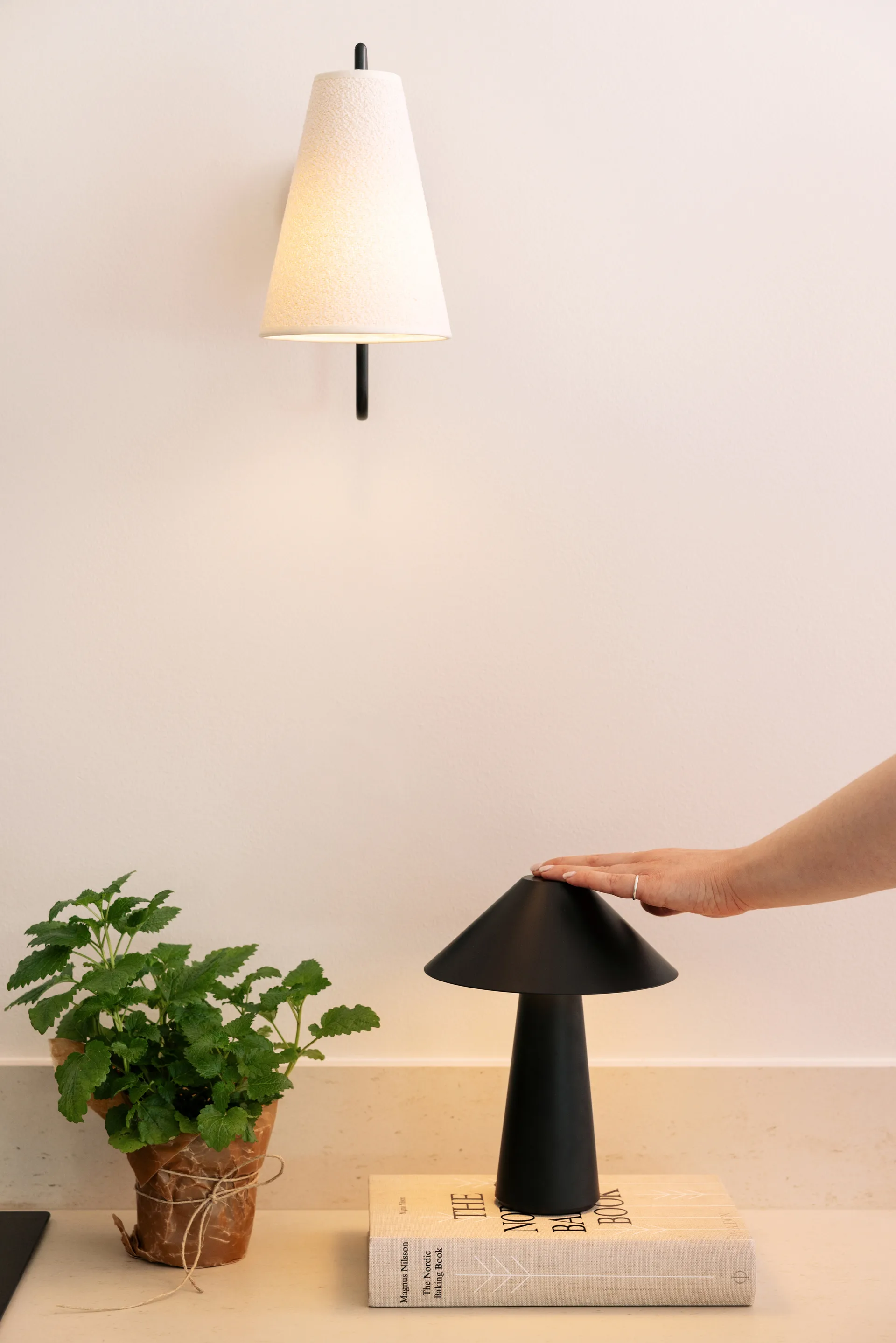 Cannes candeeiro de mesa portátil , Preto Globen Lighting