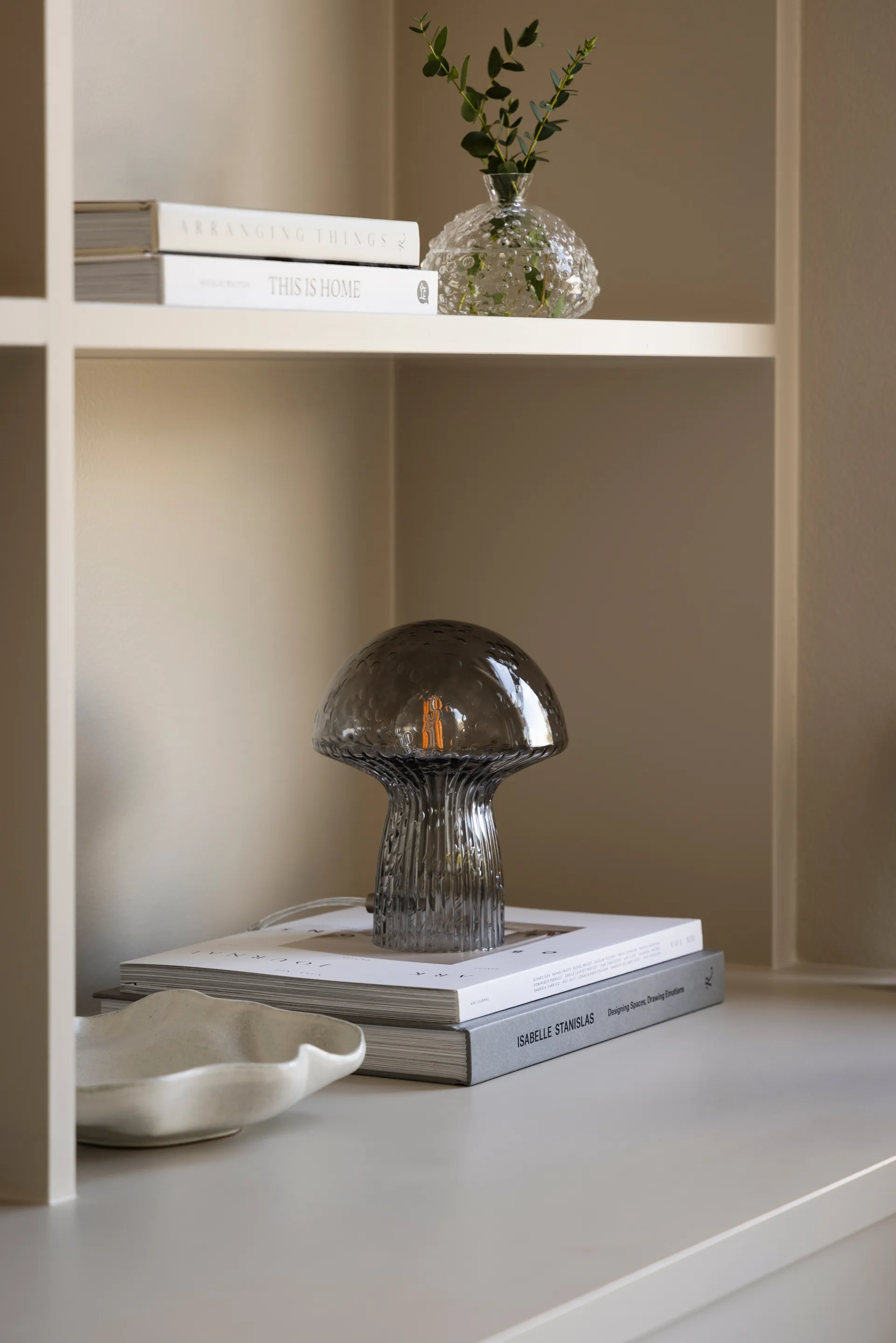 Fungo candeeiro de mesa edição especial fumado, Ø16 cm, A:20 cm Globen Lighting