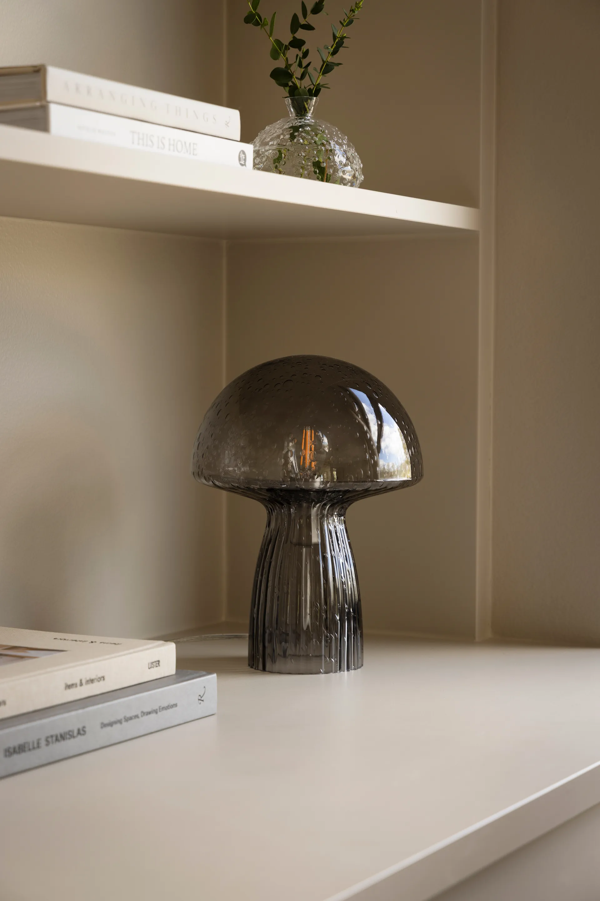 Fungo candeeiro de mesa edição especial fumado, Ø22 cm, A:30 cm Globen Lighting