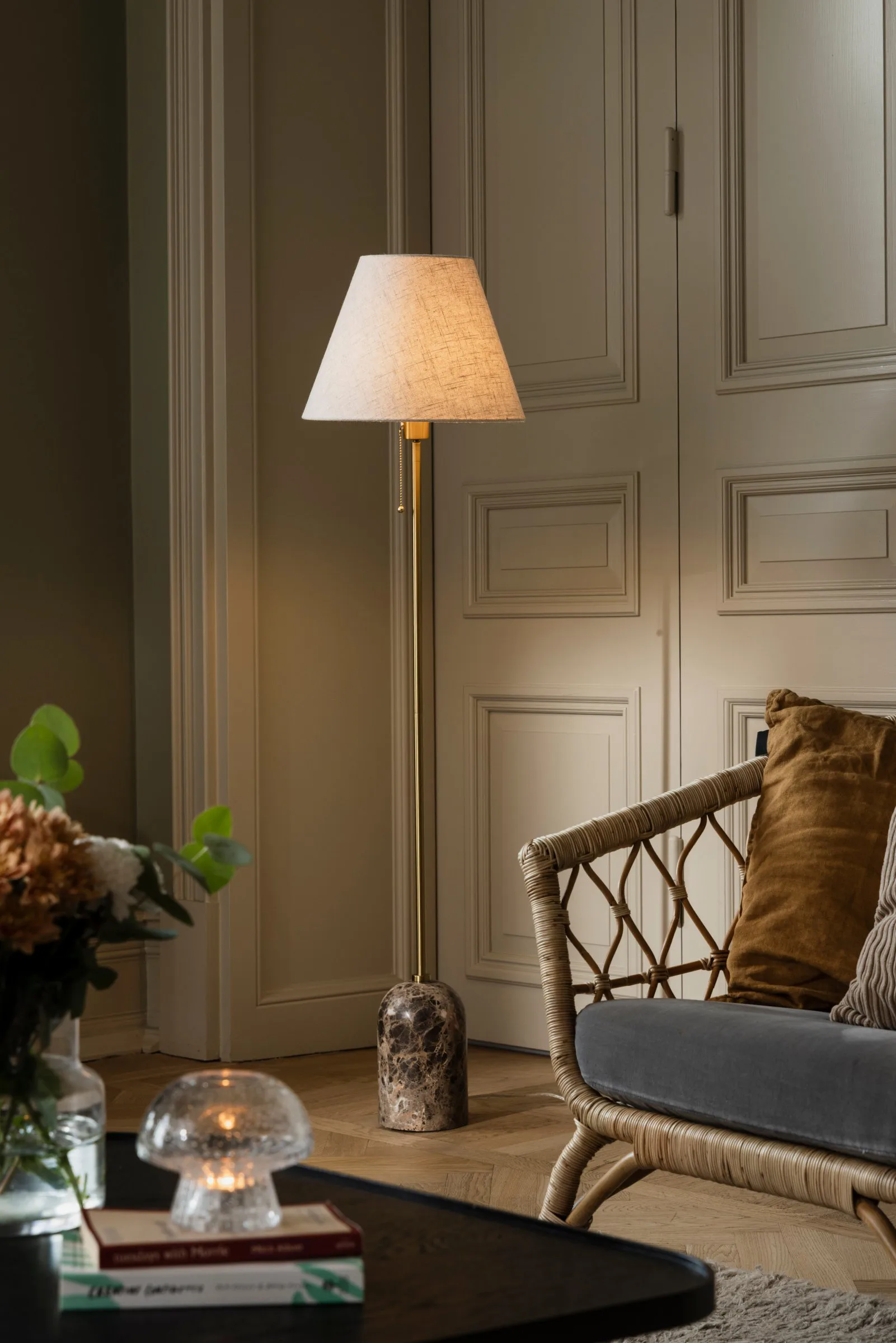 Gino candeeiro de chão, Mármore castanho Globen Lighting