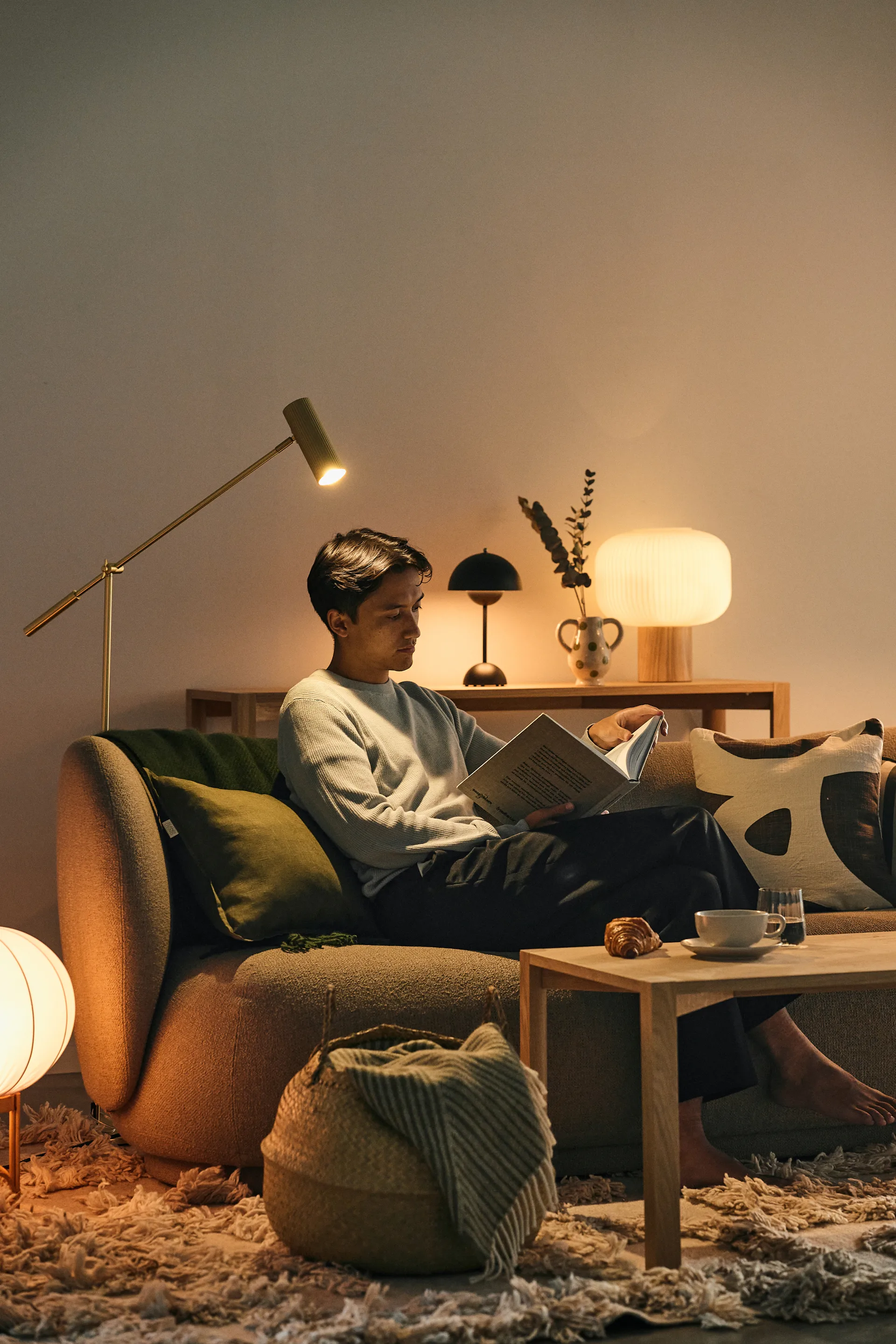 Hubble candeeiro de pé , Latão escovado Globen Lighting