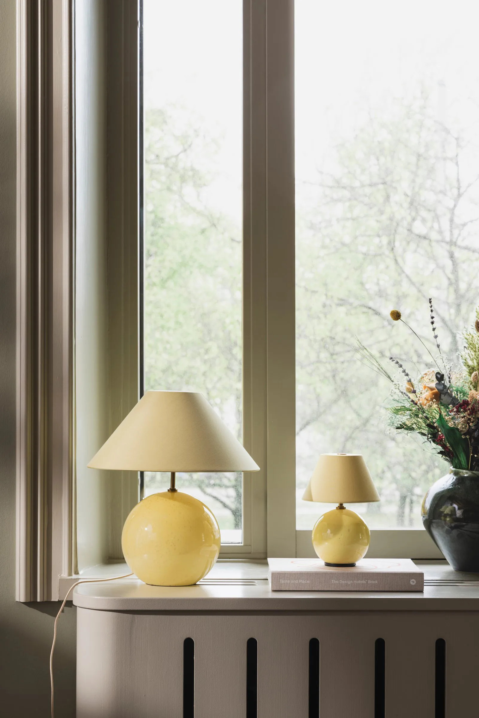 Iris 16 candeeiro de mesa portátil, Amarelo manteiga Globen Lighting