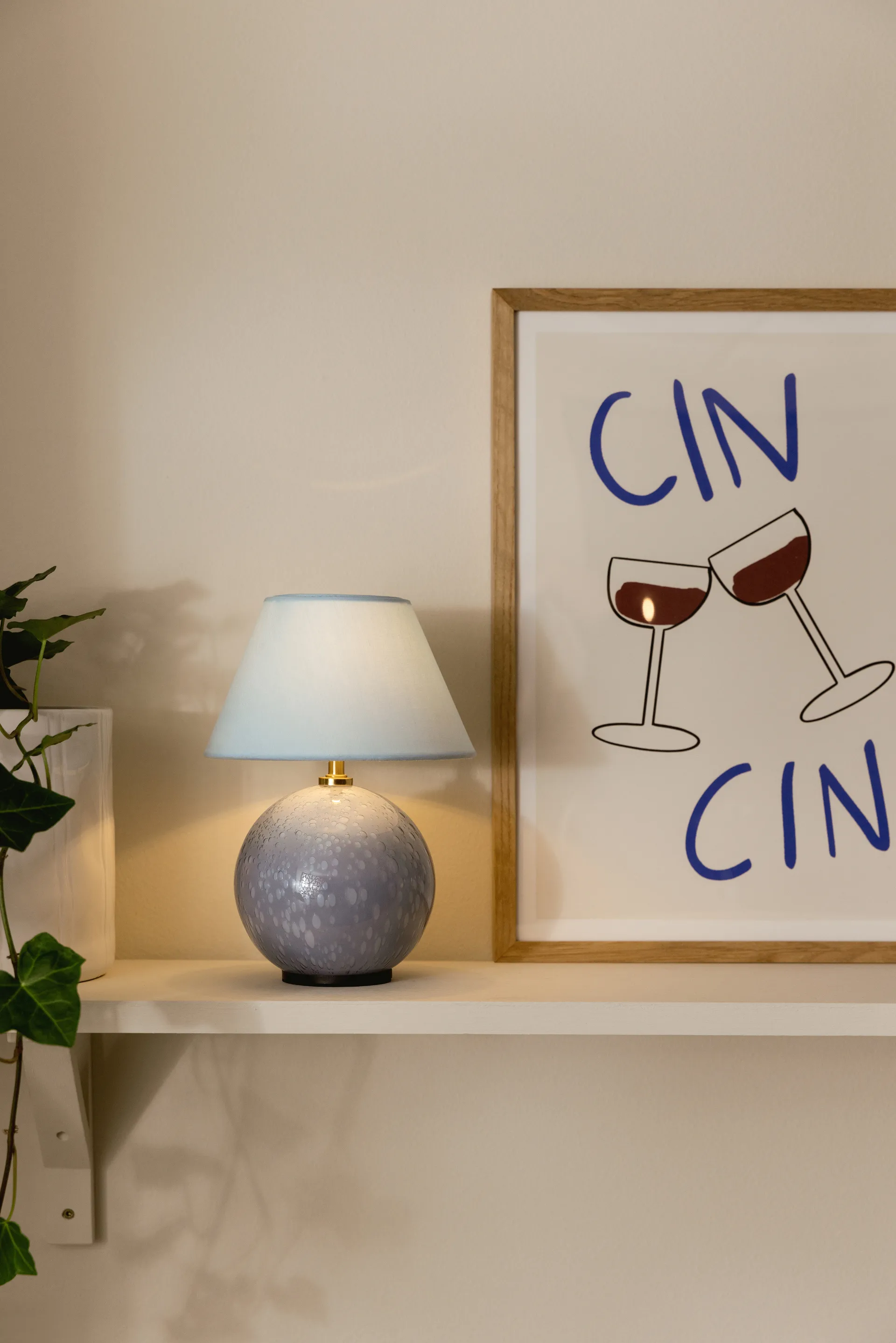 Iris 16 candeeiro de mesa portátil, Azul-pomba Globen Lighting