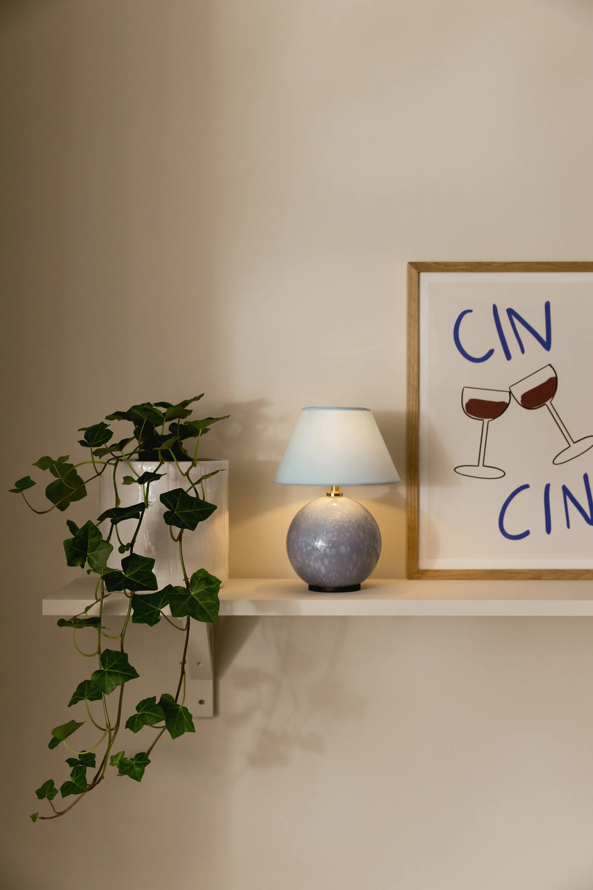 Iris 16 candeeiro de mesa portátil, Azul-pomba Globen Lighting