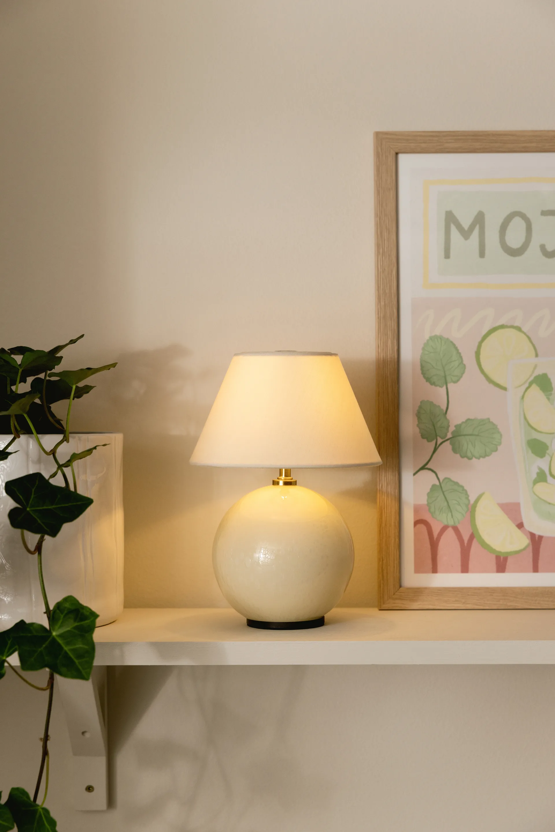 Iris 16 candeeiro de mesa portátil, Creme Globen Lighting