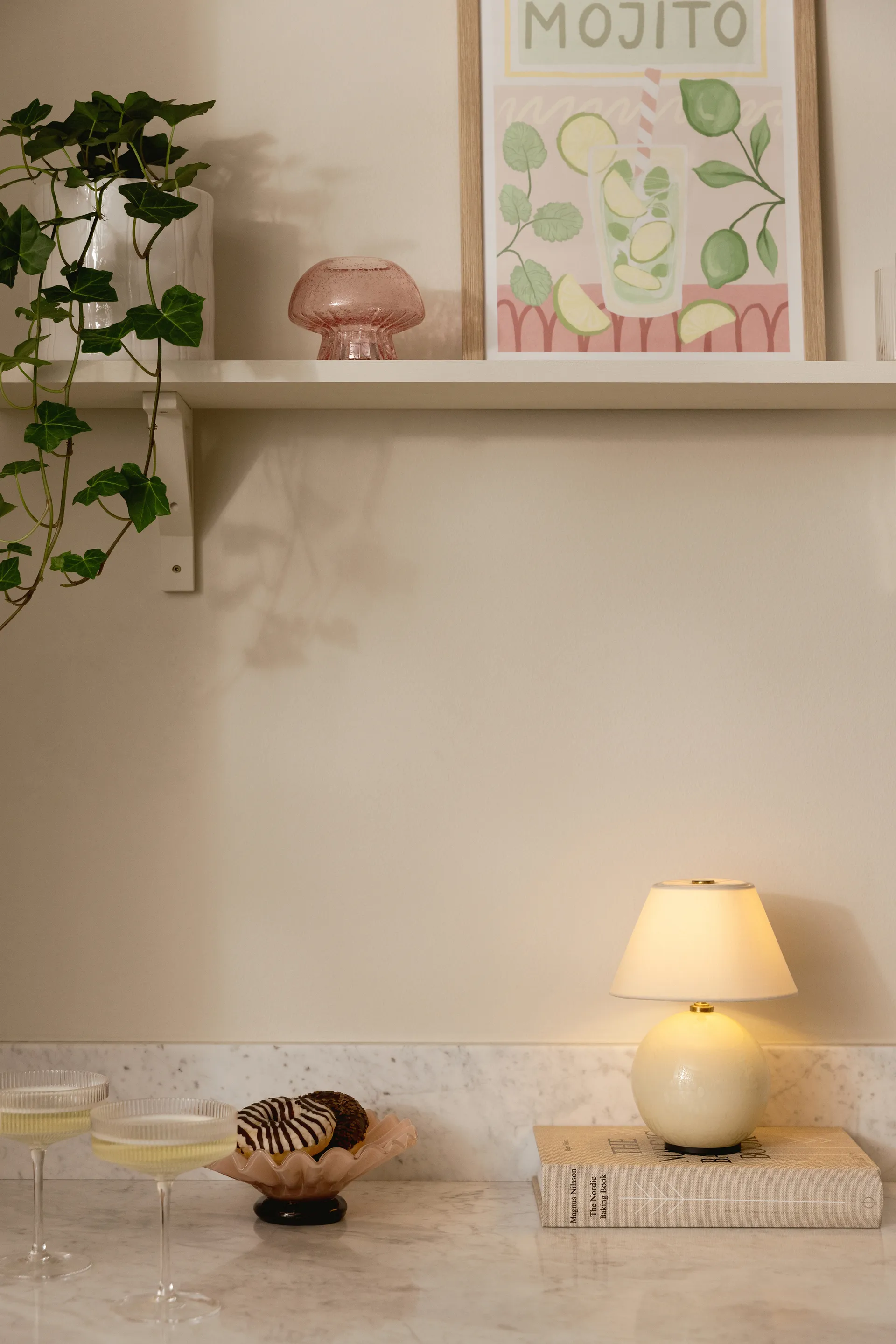 Iris 16 candeeiro de mesa portátil, Creme Globen Lighting