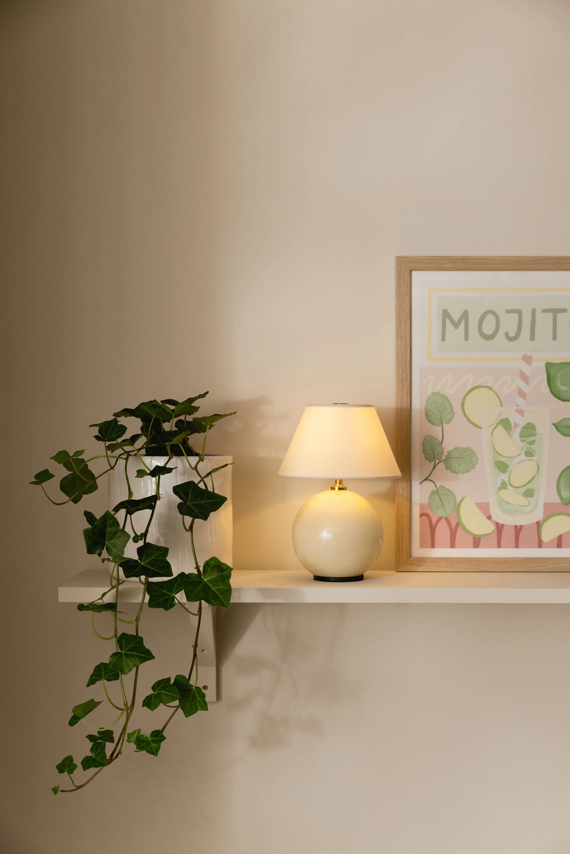 Iris 16 candeeiro de mesa portátil, Creme Globen Lighting