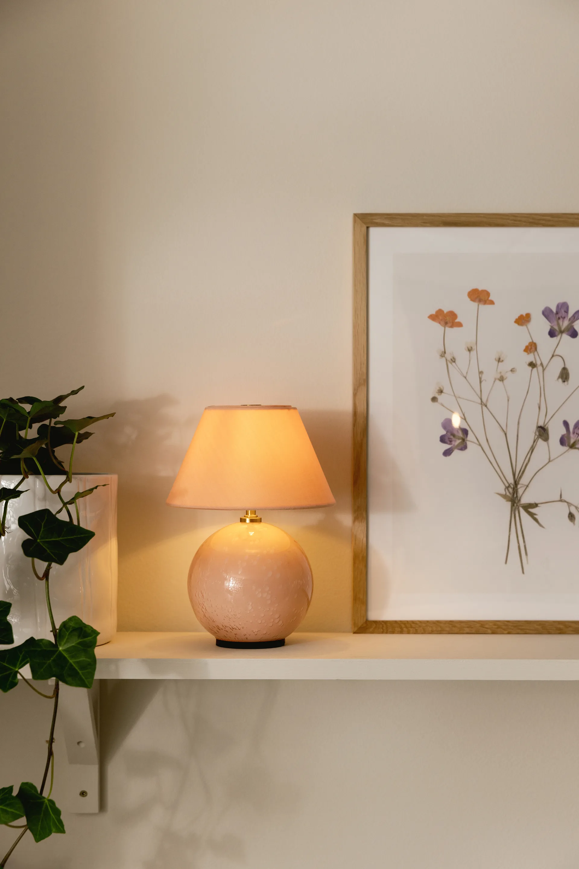 Iris 16 candeeiro de mesa portátil, Rosa suave Globen Lighting