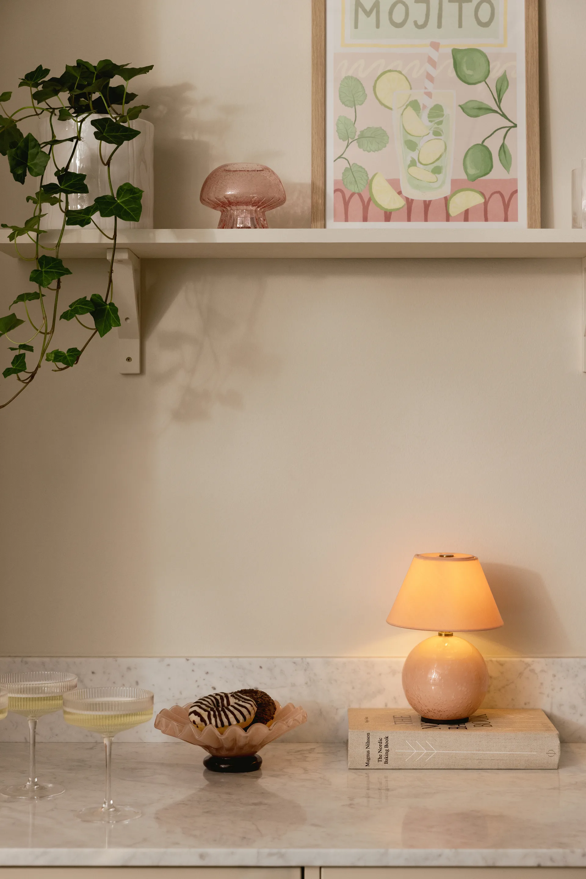 Iris 16 candeeiro de mesa portátil, Rosa suave Globen Lighting