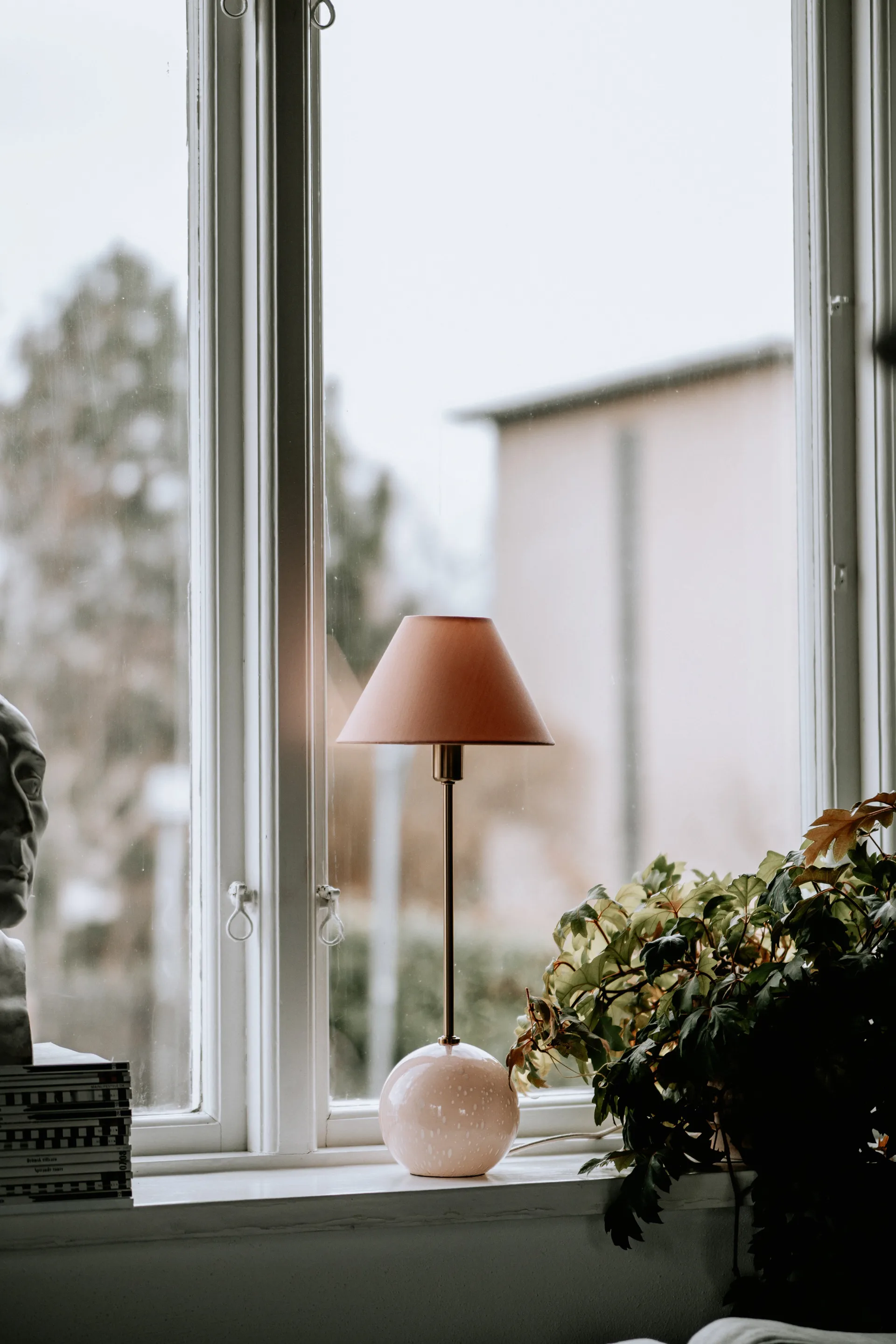 Iris 20 candeeiro de mesa , Blush Globen Lighting