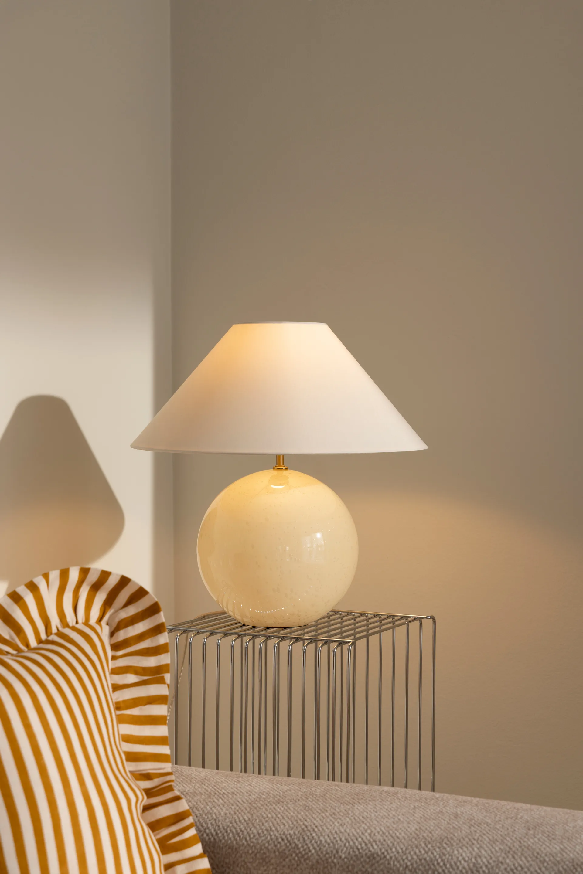 Iris 45 candeeiro de mesa, Branco Globen Lighting